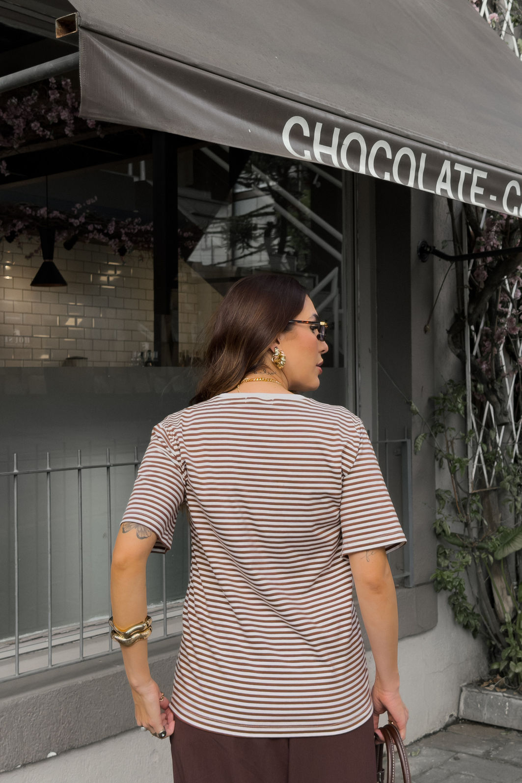 t shirt feminina listrada marrom em algodão premium, modelagem soltinha, manga curta e caimento confortável para uso diário