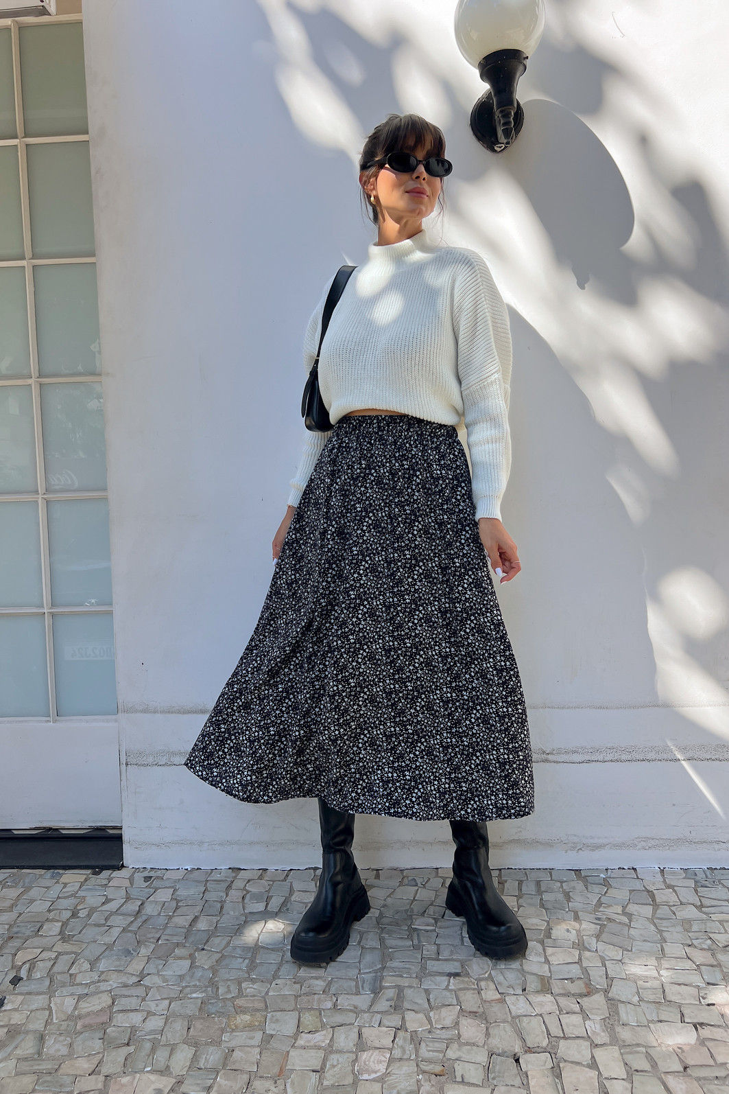 saia midi em viscose com estampa floral liberty, caimento fluido, cintura com elástico e modelagem confortável, ideal para looks casuais e modernos