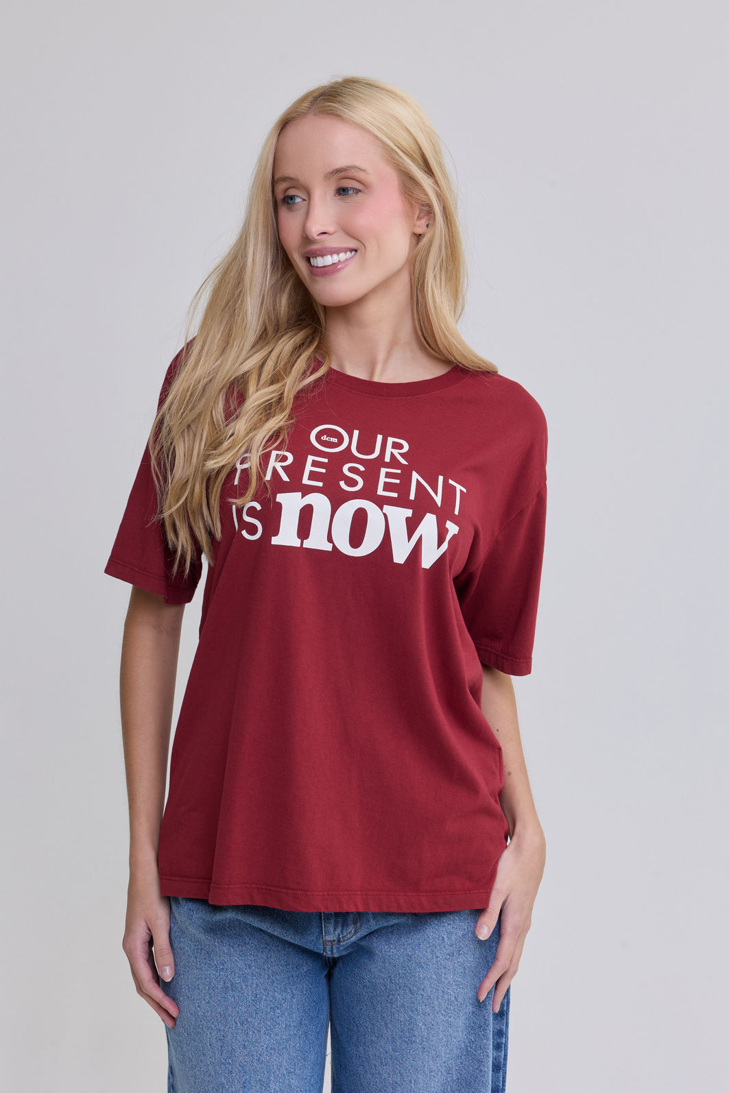 T-SHIRT ESTONADA PRESENT IS NOW VINHO T-SHIRT ESTONADA PRESENT IS NOW VINHO