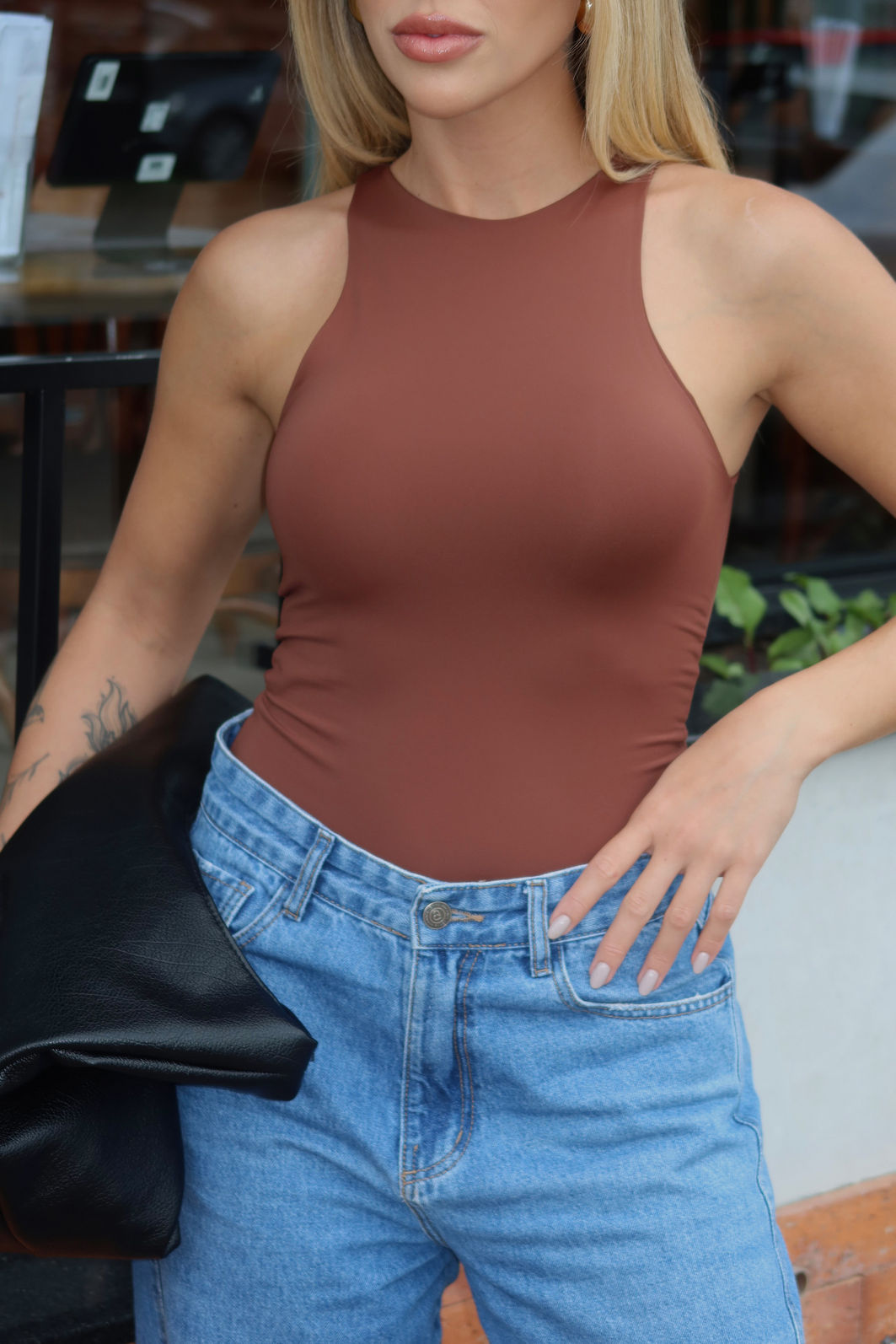 BODY JENI MARROM body feminino em poliamida com modelagem ajustada, frente e costas duplas, zero transparência, design nadador e fechamento por botões de pressão, peça confortável e versátil