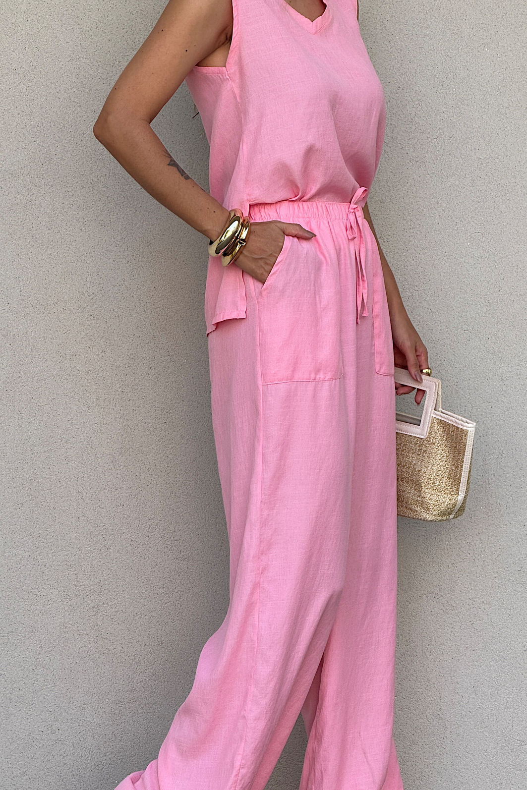 CONJUNTO REGATA DECOTE V E CALÇA COM BOLSO LEILA ROSA CANDY CONJUNTO REGATA DECOTE V E CALÇA COM BOLSO LEILA ROSA CANDY