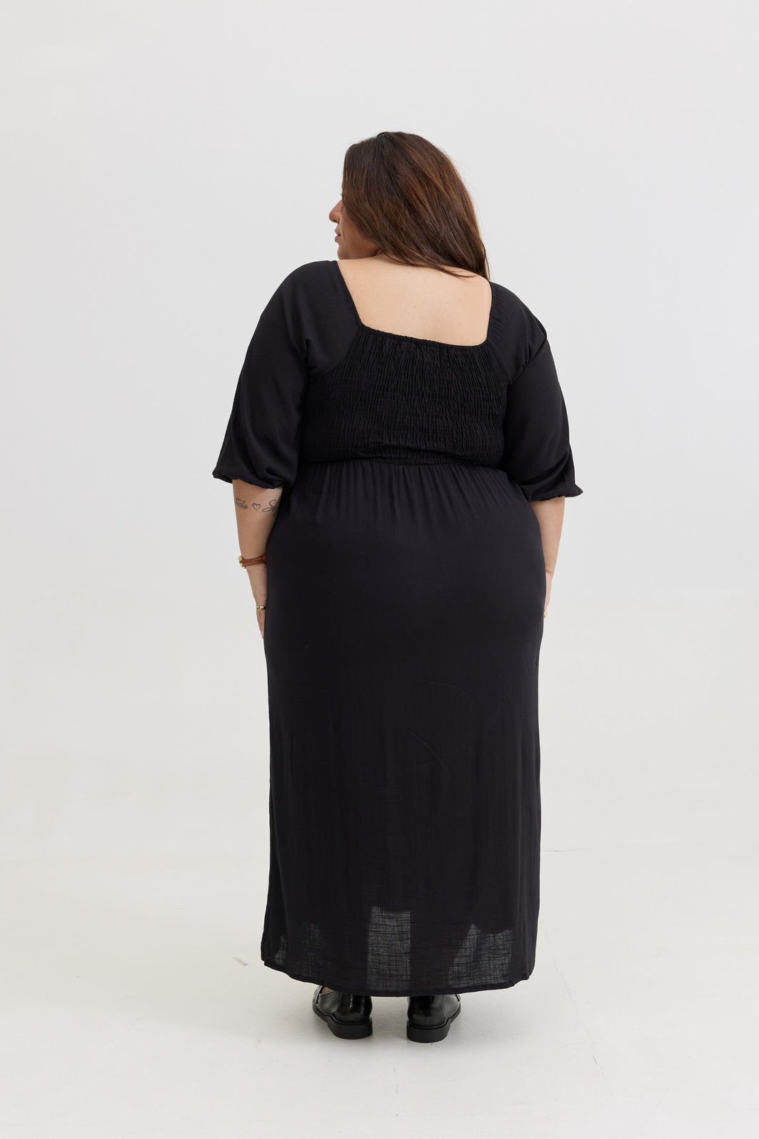 VESTIDO MIDI BARBARA LISO PRETO vestido midi preto em viscolinho com lastex no busto, mangas ajustáveis e fenda lateral, caimento leve e confortável