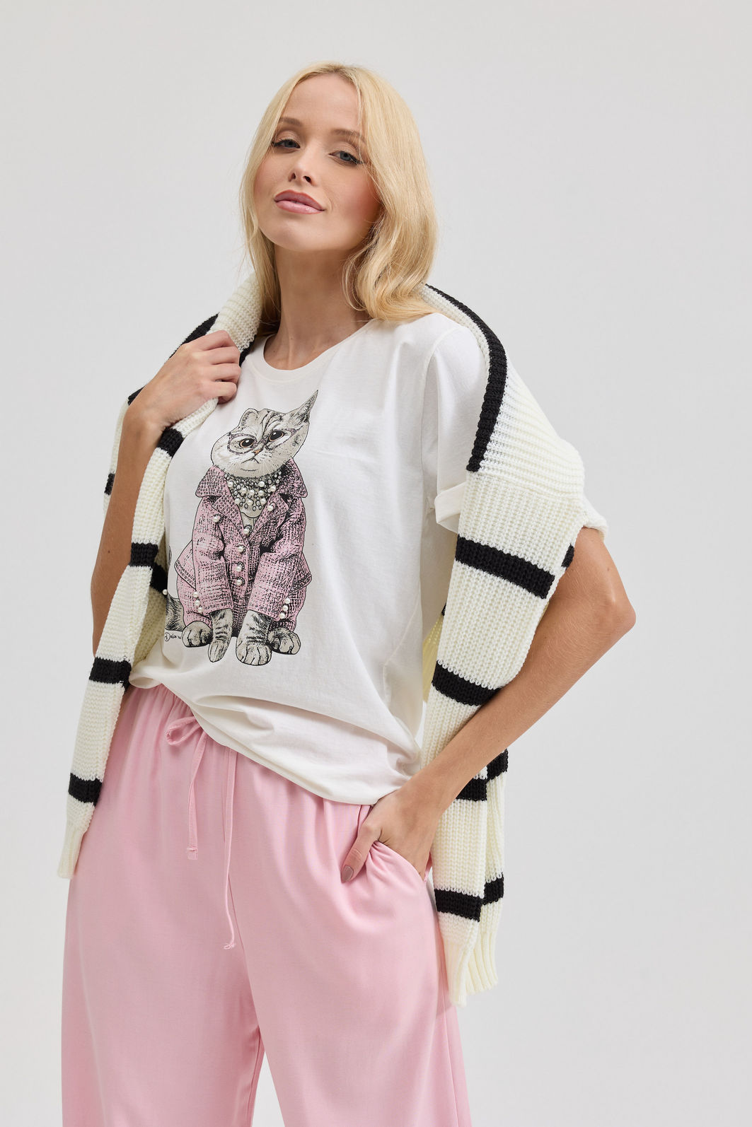 T-SHIRT ESTONADA GATA CLASSY (COM STRASS) OFF WHITE T-SHIRT ESTONADA GATA CLASSY (COM STRASS) OFF WHITE