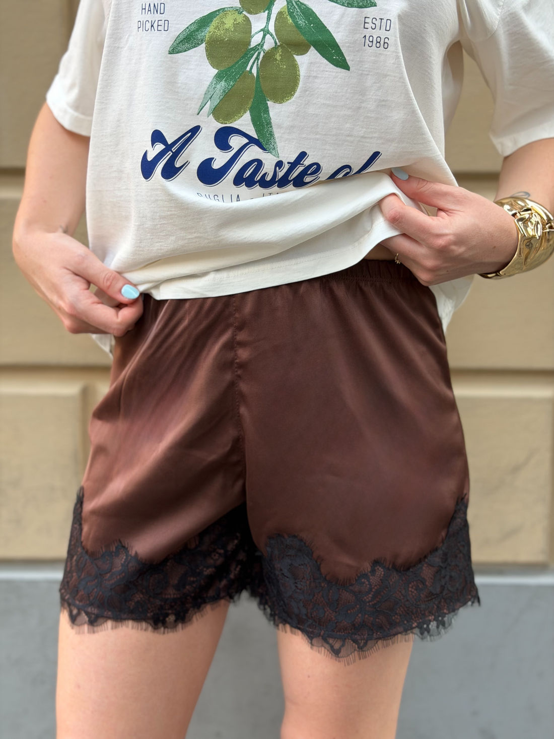 SHORTS DE CETIM COM BARRA DE RENDA HELOISA MARROM SHORTS DE CETIM COM BARRA DE RENDA HELOISA MARROM