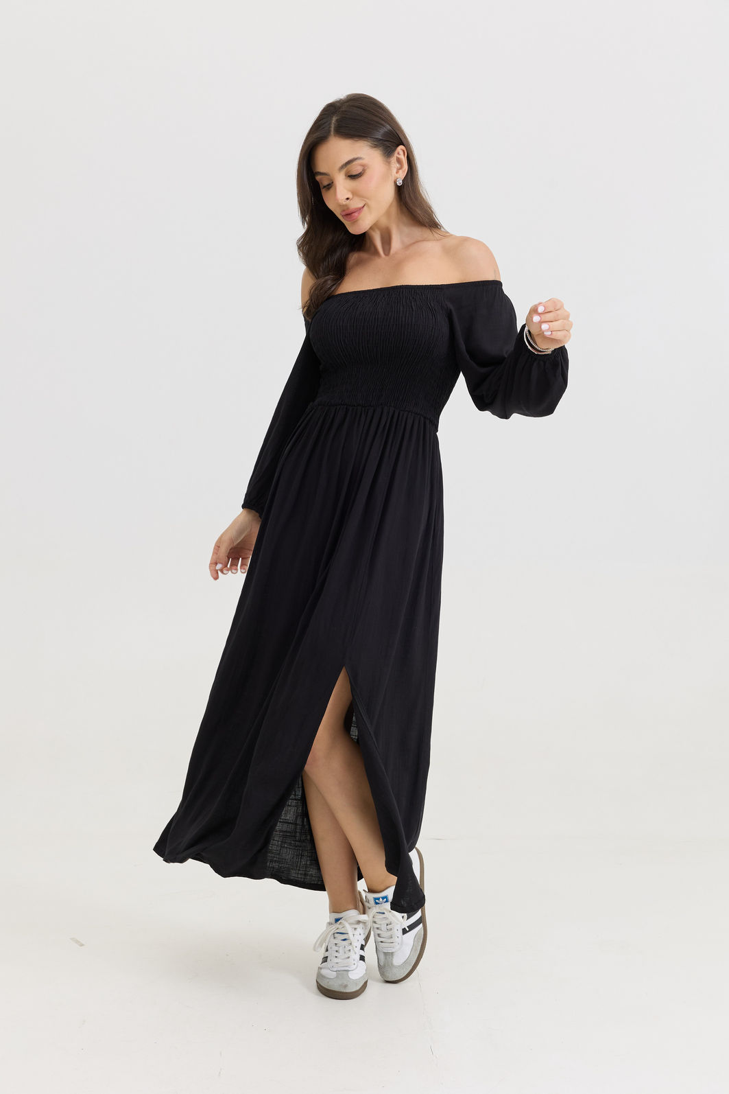 VESTIDO MIDI BARBARA LISO PRETO vestido midi preto em viscolinho com lastex no busto, mangas ajustáveis e fenda lateral, caimento leve e confortável