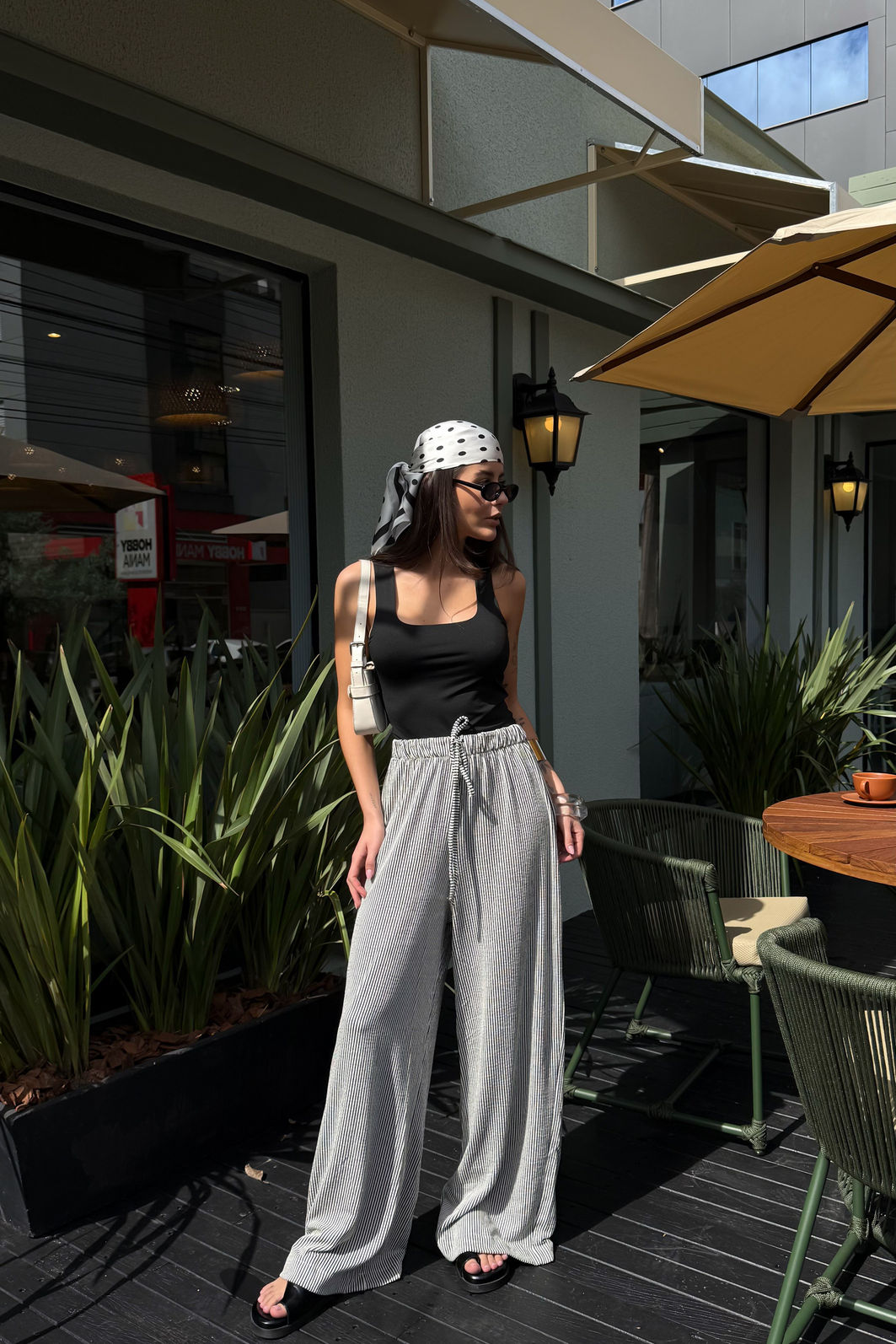 CALÇA PANTALONA LOUISE PRETA Calça feminina preta com modelagem reta e pernas amplas, caimento leve e visual elegante confortável