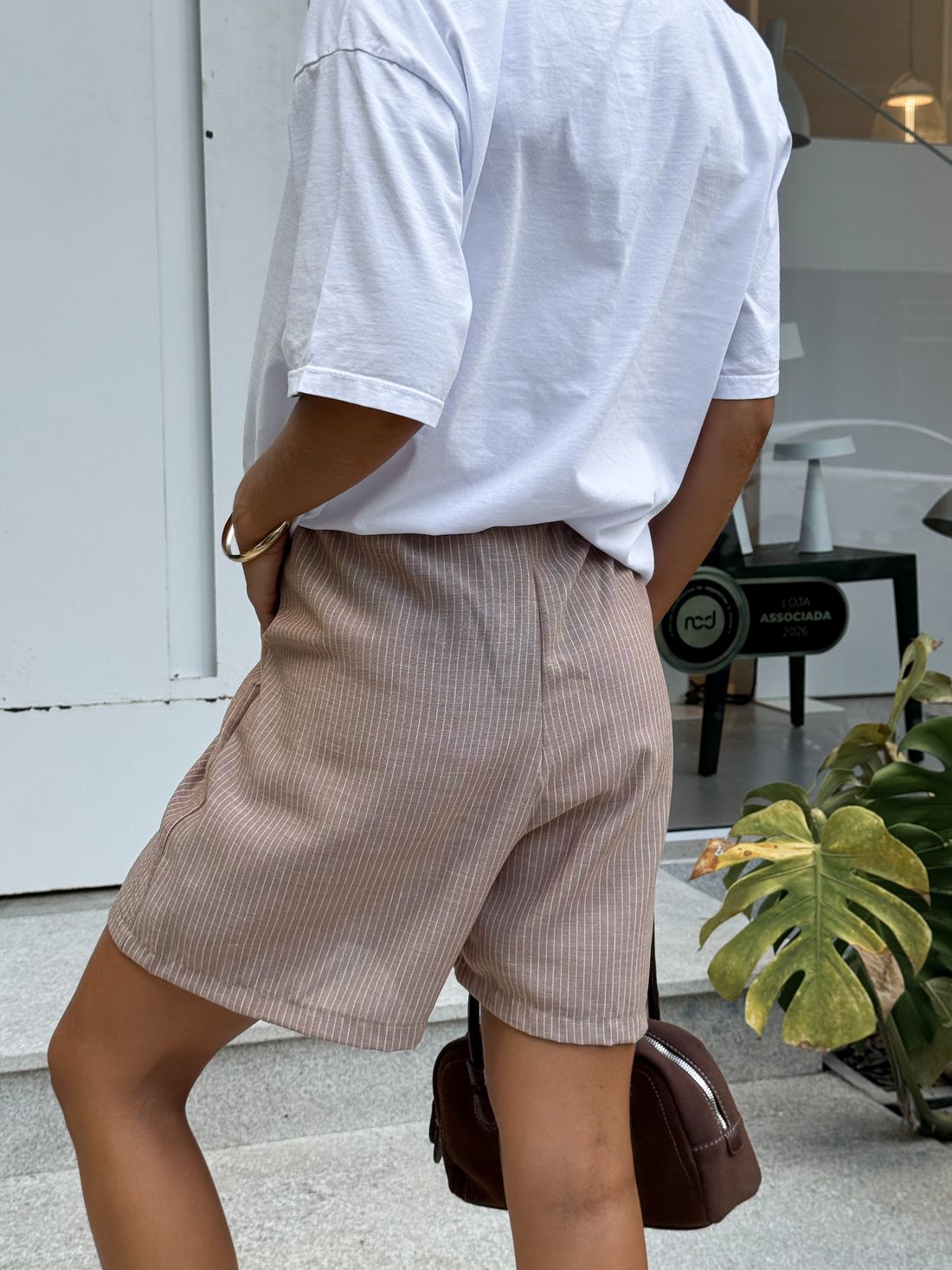 SHORTS CURTO LISTRADO GIO MARROM