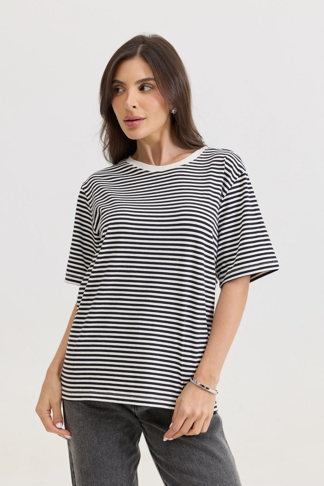 t shirt feminina listrada preta em algodão premium, modelagem soltinha, manga curta e caimento confortável para uso diário