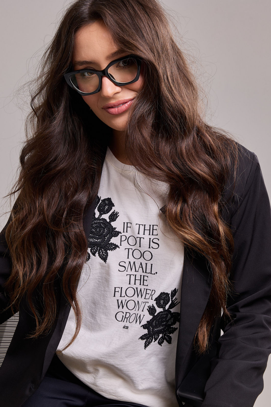 T-SHIRT ESTONADA THE FLOWER GROWS (COM STRASS) OFF WHITE T-SHIRT ESTONADA THE FLOWER GROWS (COM STRASS) OFF WHITE