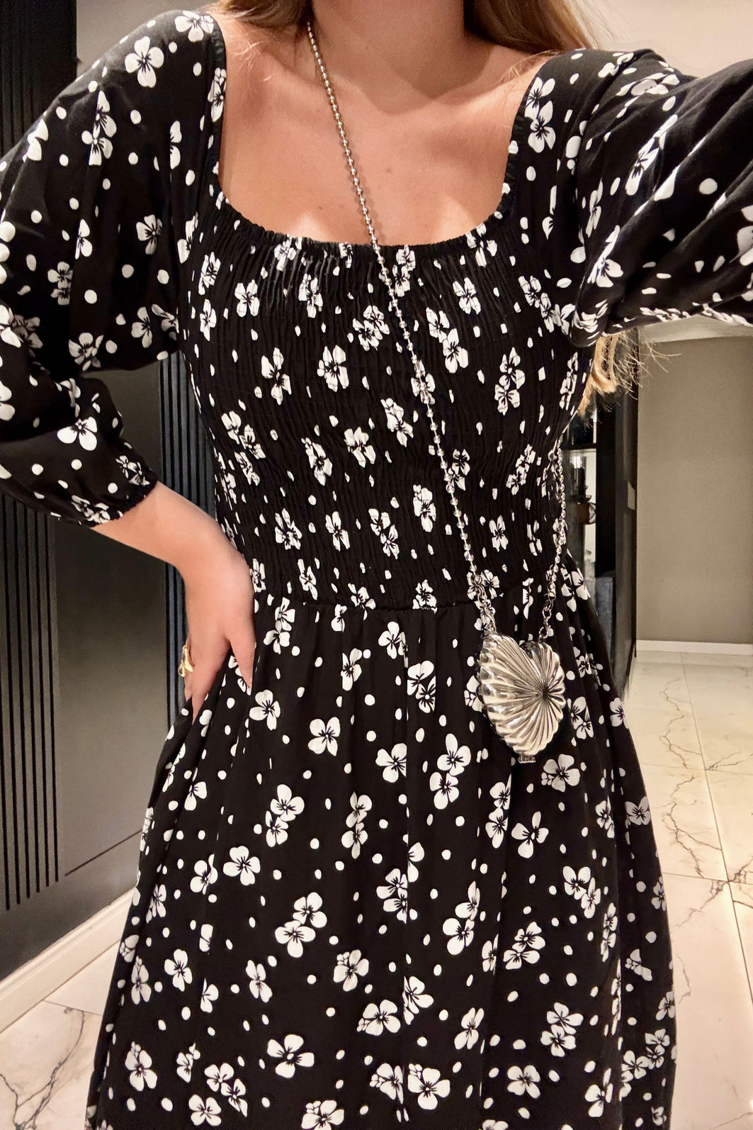 VESTIDO MIDI BARBARA AMOR PERFEITO PRETO vestido midi preto em viscolinho com estampa floral delicada estilo margaridas, busto com lastex, mangas ajustáveis e fenda lateral, caimento leve e fluido