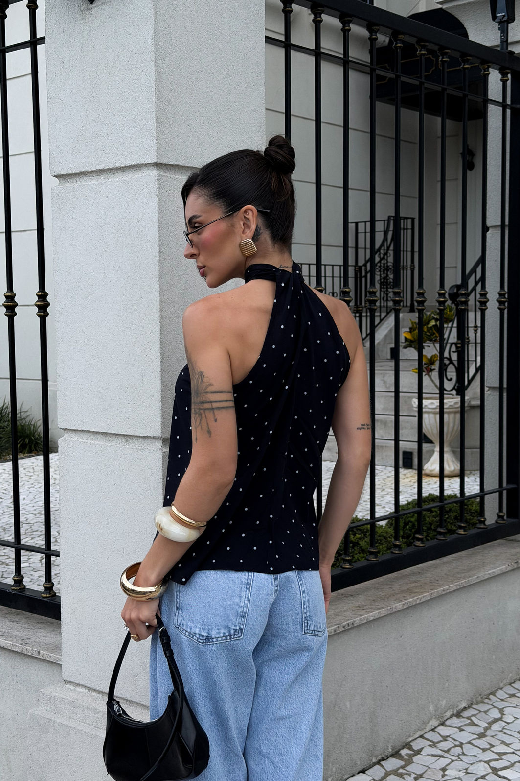 BLUSA DECOTE HALTER COM AMARRAÇÃO ESTAMPADA ROSIE POÁ PRETO BLUSA DECOTE HALTER COM AMARRAÇÃO ESTAMPADA ROSIE POÁ PRETO