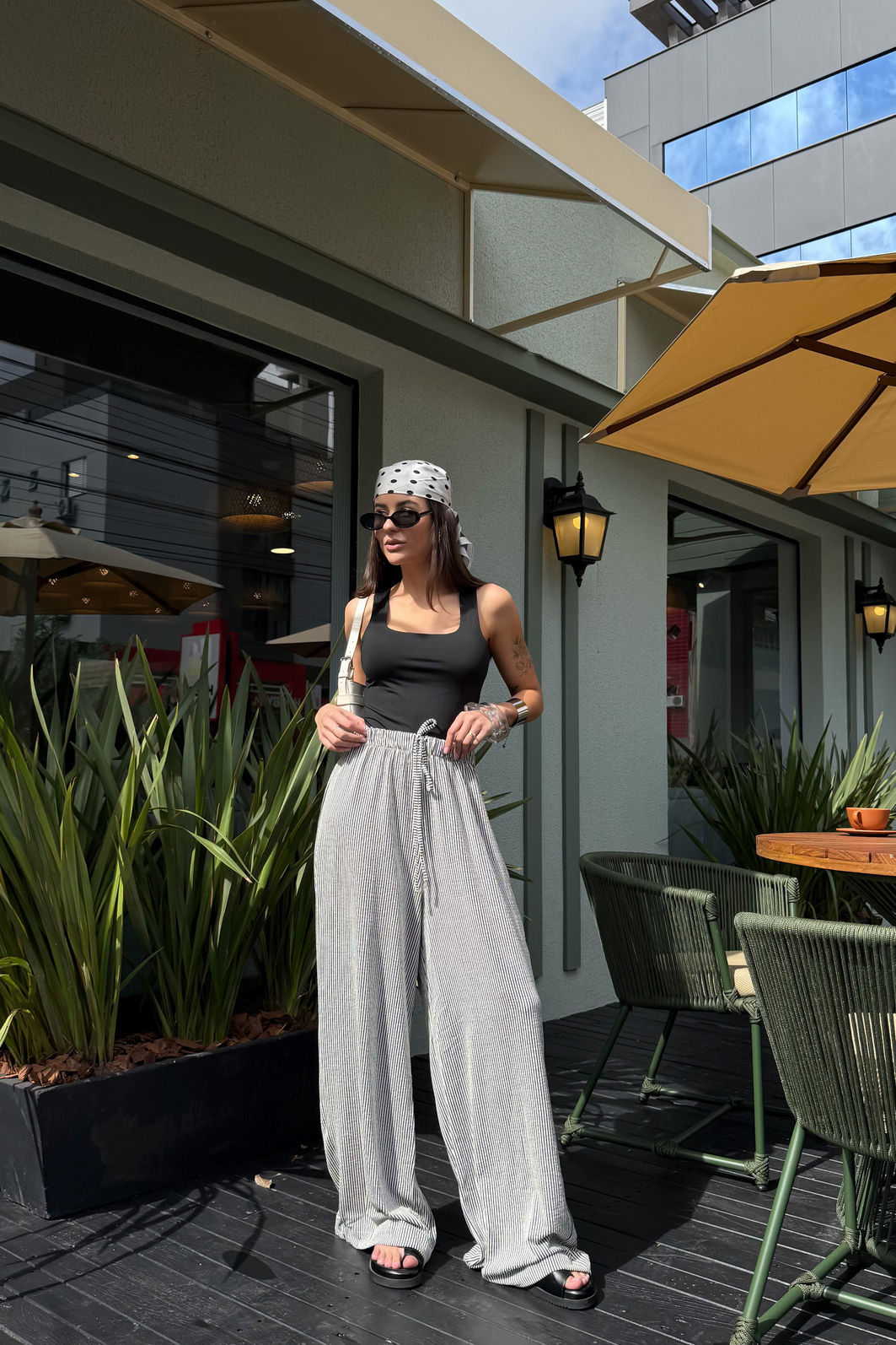 CALÇA PANTALONA LOUISE PRETA Calça feminina preta com modelagem reta e pernas amplas, caimento leve e visual elegante confortável