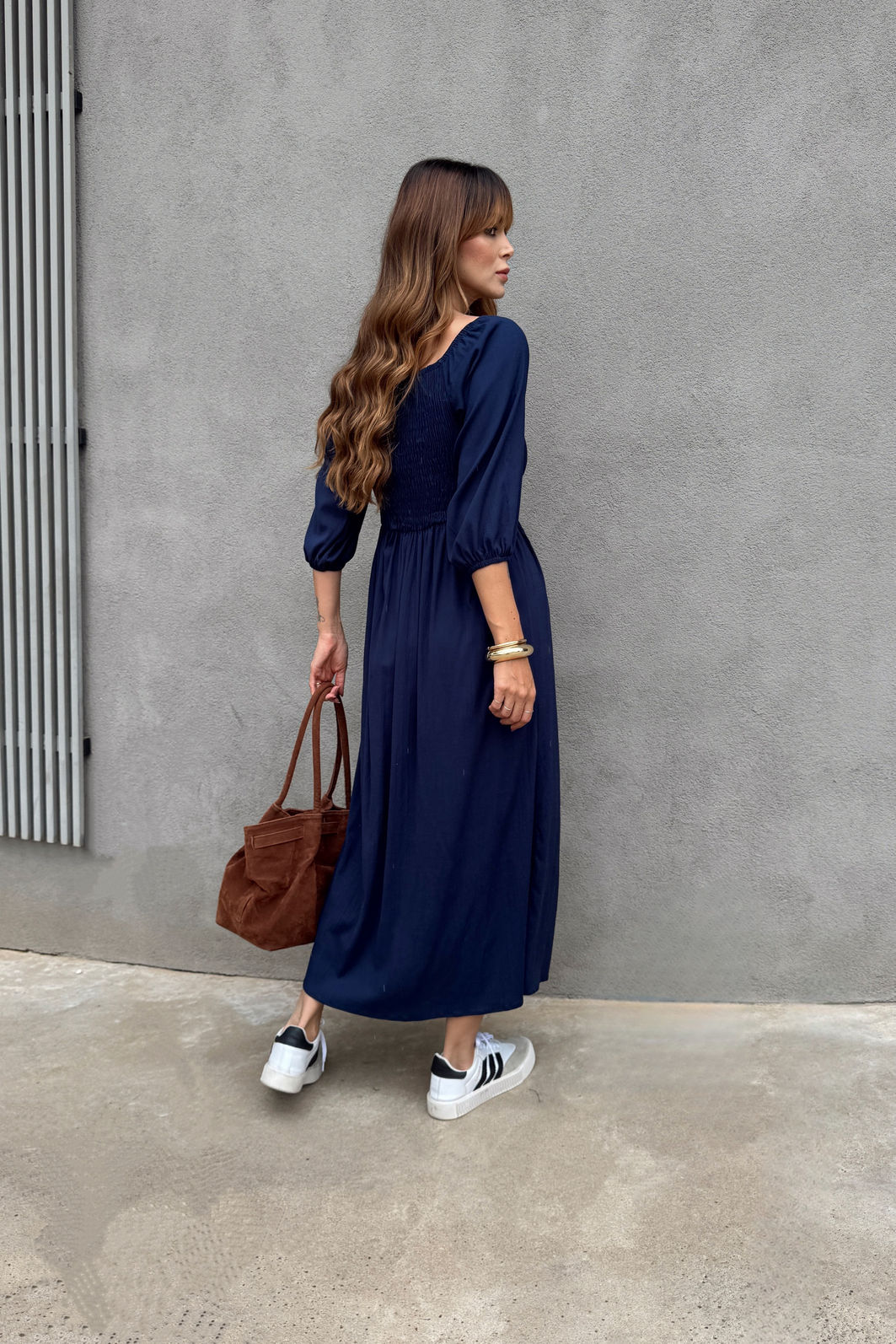 VESTIDO MIDI BARBARA AZUL MARINHO vestido midi azul marinho em viscolinho liso, busto com lastex, mangas ajustáveis e fenda lateral, caimento leve e fluido