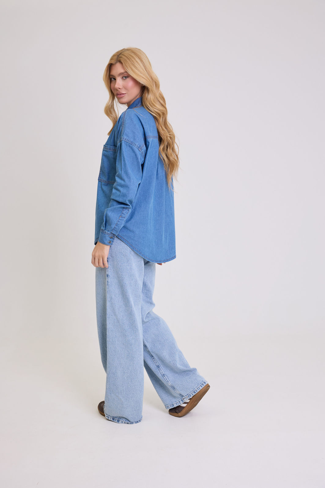 CAMISA JEANS MANGA LONGA COM BOLSOS JULIA AZUL ESCURO CAMISA JEANS MANGA LONGA COM BOLSOS JULIA AZUL ESCURO