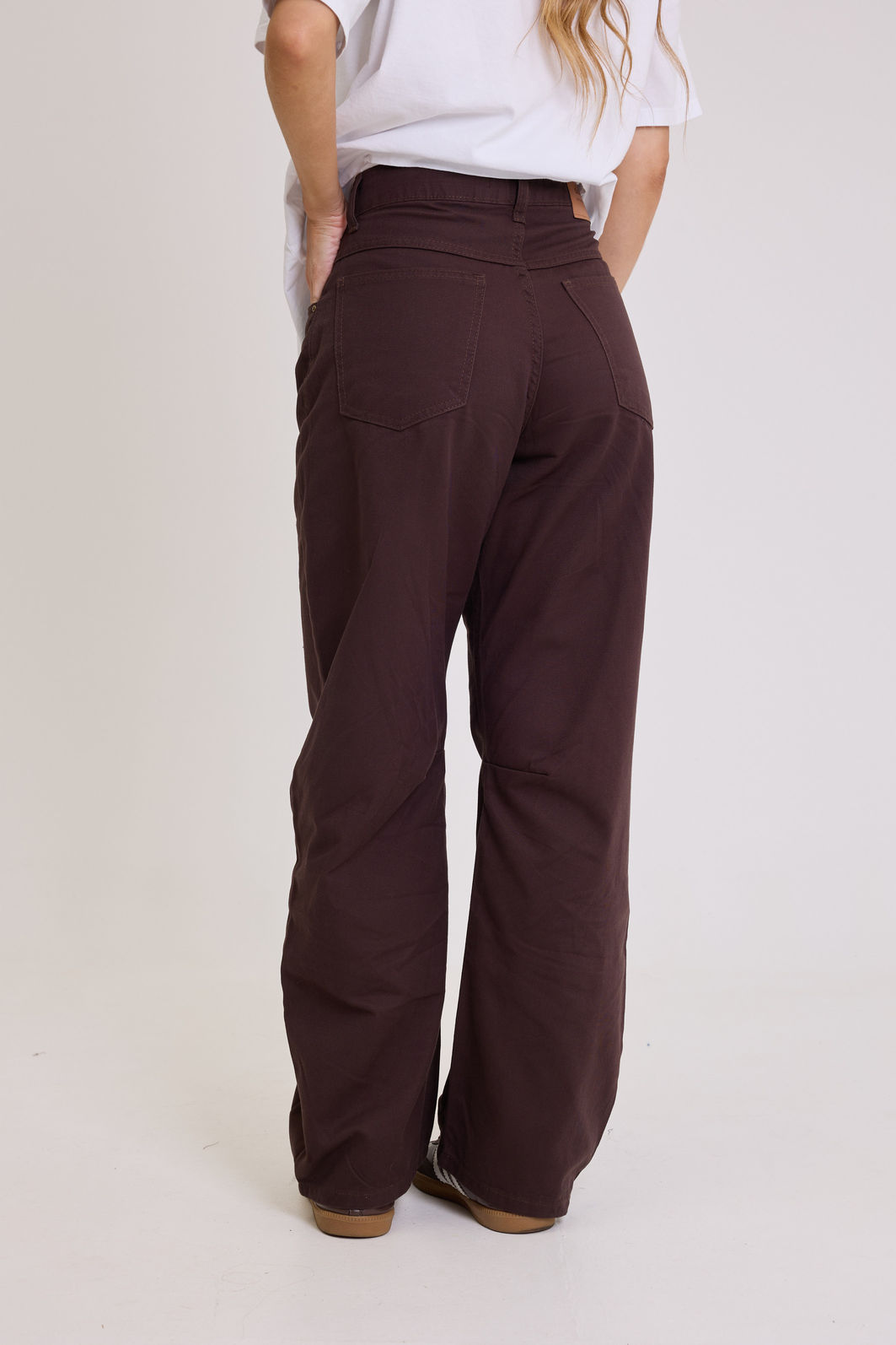 CALÇA SARJA BARREL LOLA MARROM CALÇA SARJA BARREL LOLA MARROM