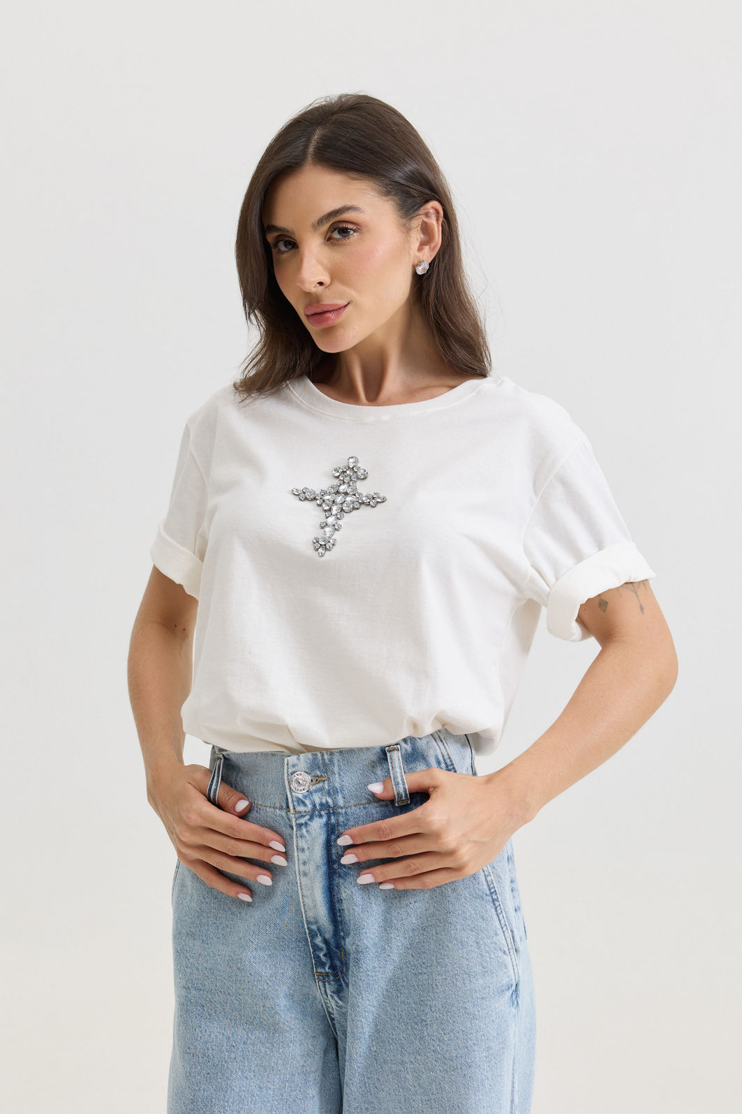 T-SHIRT ESTONADA CRUZ PEDRARIAS (COM APLIQUE) OFF WHITE T-SHIRT ESTONADA CRUZ PEDRARIAS (COM APLIQUE) OFF WHITE
