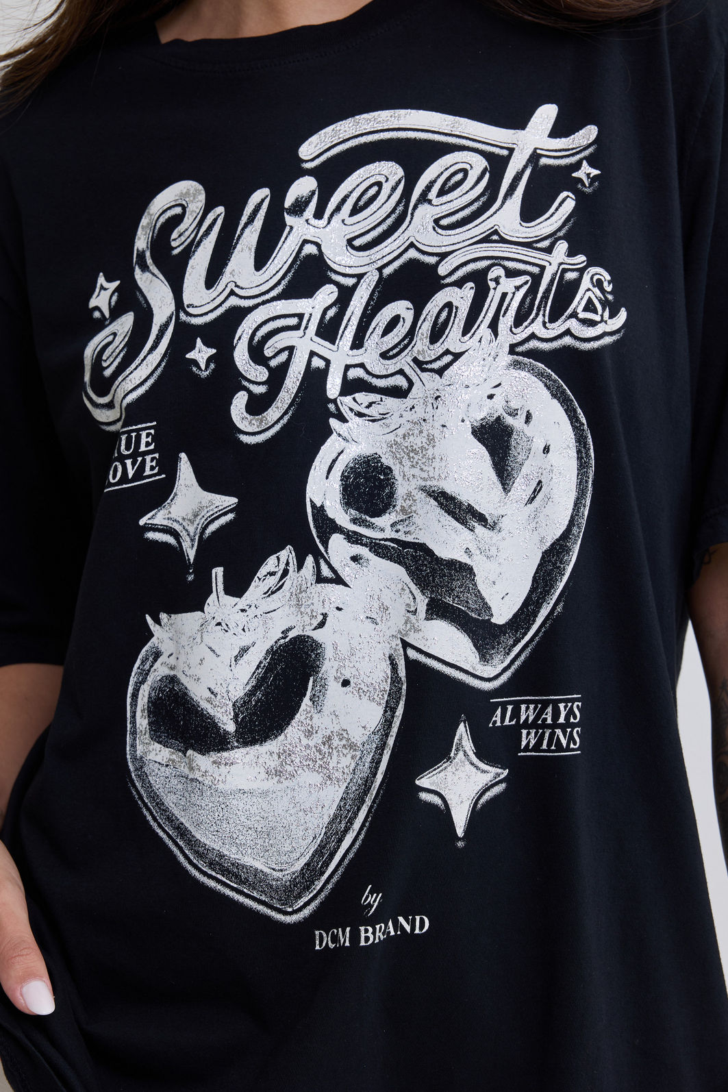 T-SHIRT OVERSIZED SWEET HEARTS (COM FOIL) PRETA T-SHIRT OVERSIZED SWEET HEARTS (COM FOIL) PRETA