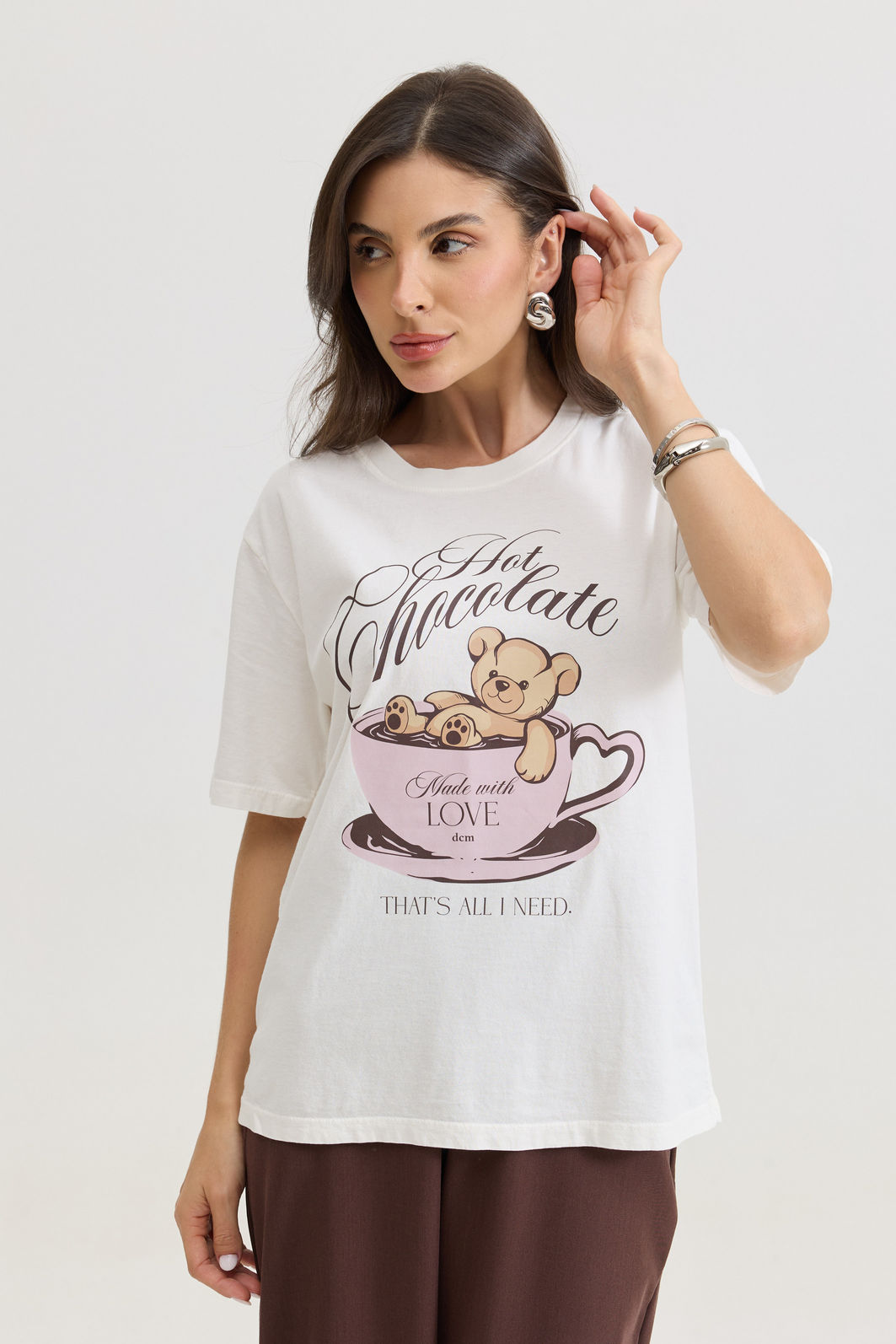 T-SHIRT ESTONADA HOT CHOCOLATE URSINHO OFF WHITE t shirt feminina preta com estampa exclusiva frontal, modelagem clássica e caimento confortável, camiseta de algodão versátil para uso diário