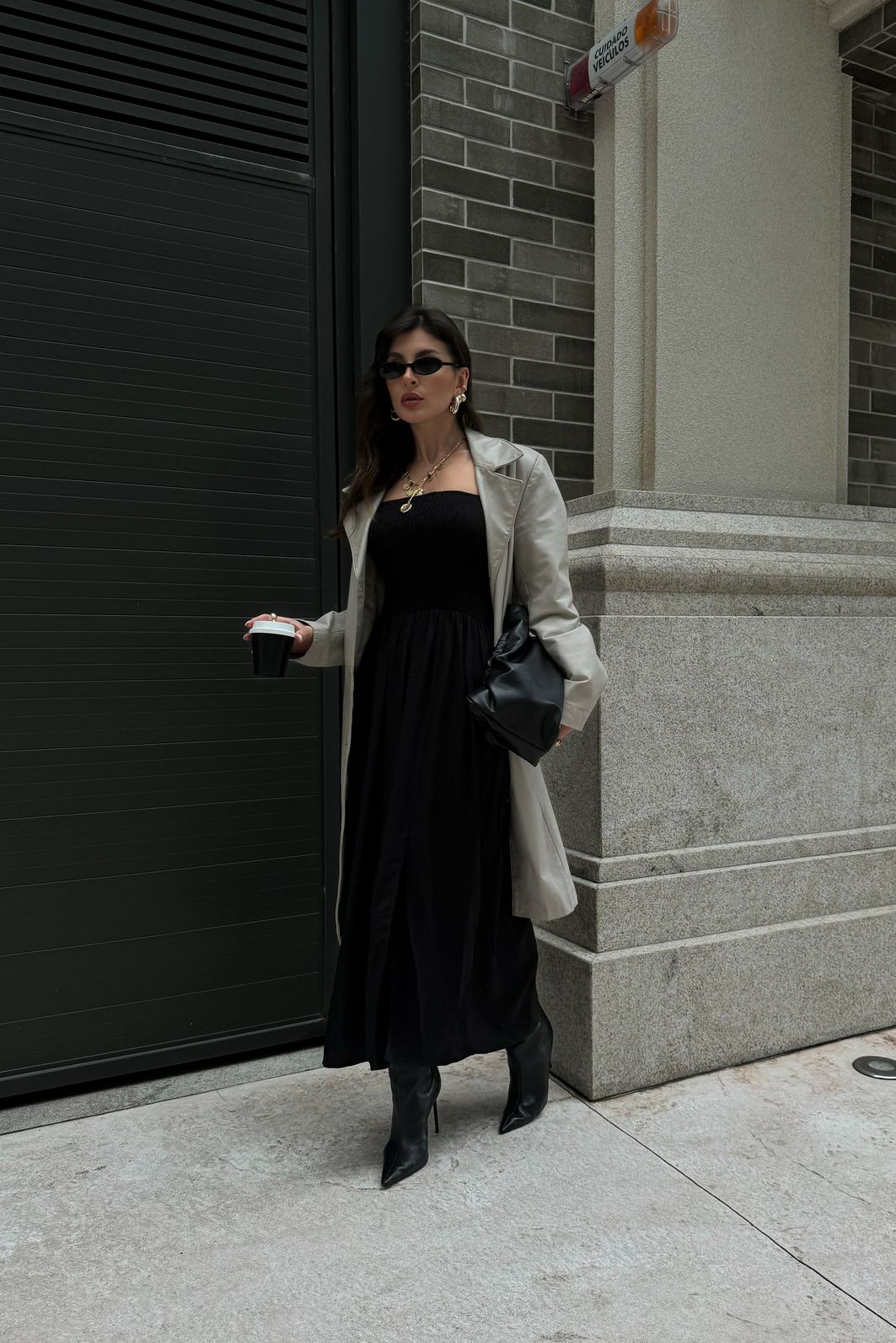 VESTIDO MIDI BARBARA LISO PRETO vestido midi preto em viscolinho com lastex no busto, mangas ajustáveis e fenda lateral, caimento leve e confortável