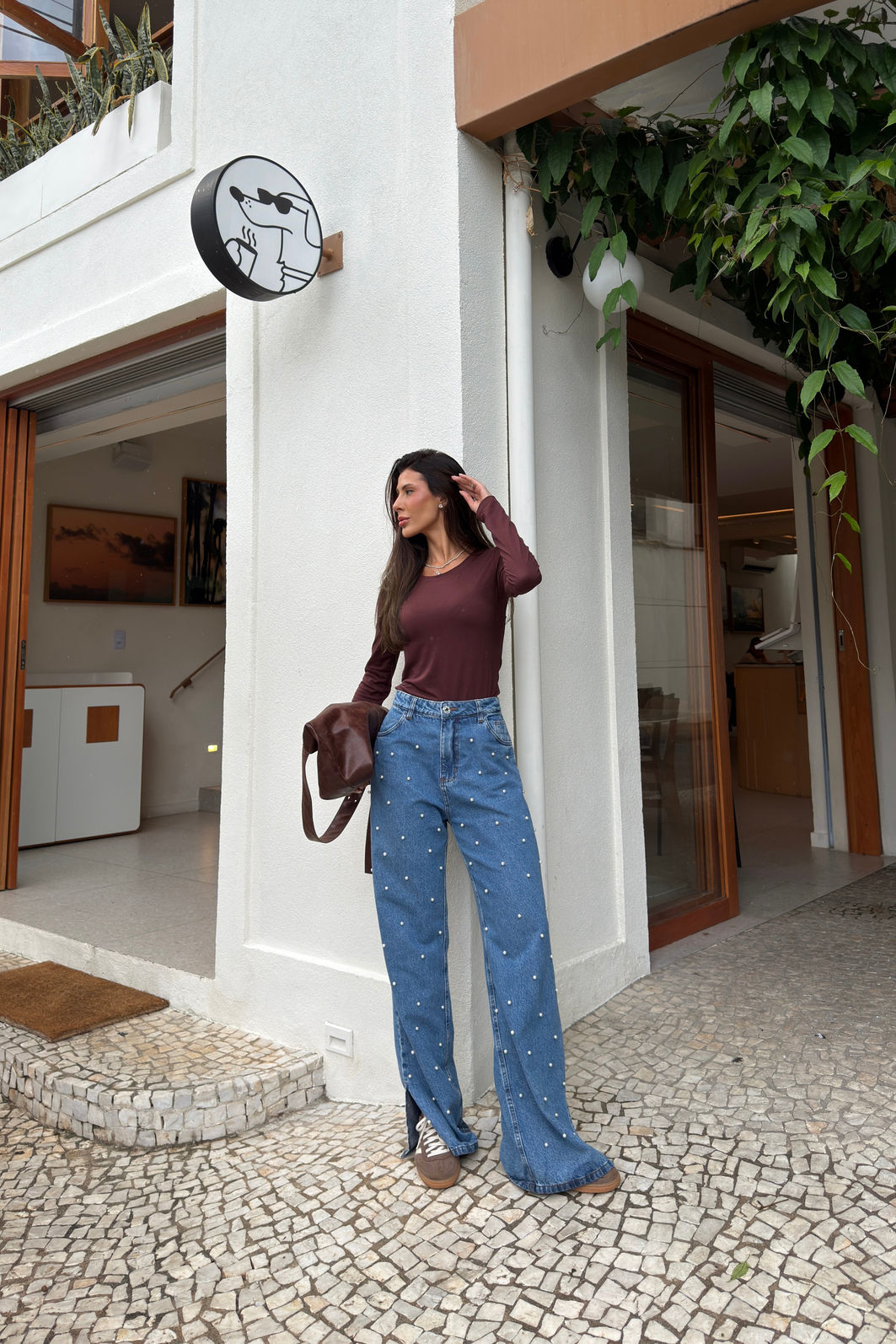 CALÇA JEANS WIDE LEG COM APLIQUE EM PÉROLAS calça jeans wide leg com pérolas aplicadas, fenda na barra e modelagem ampla, jeans 100% algodão sem elastano, visual moderno e sofisticado