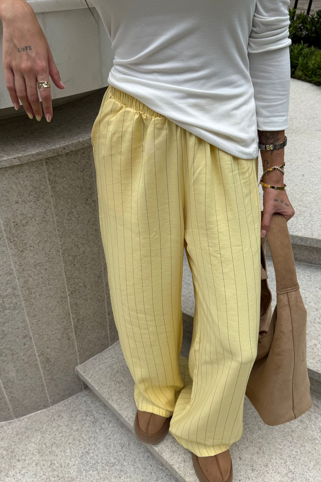 CALÇA PANTALONA RISCA DE GIZ LIA AMARELO MANTEIGA