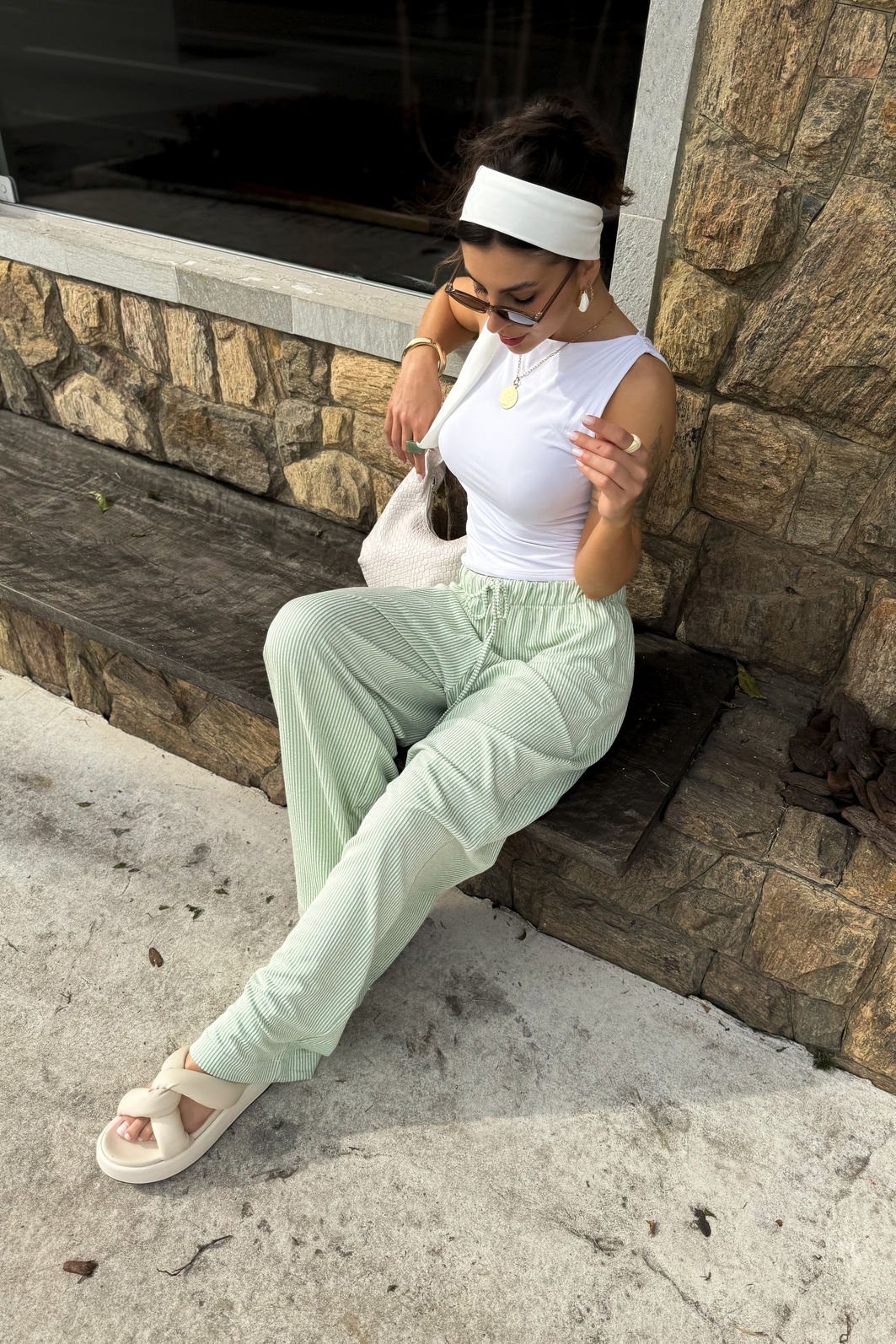 CALÇA PANTALONA LOUISE VERDE Calça pantalona de perna larga em malha listrada verde e branco com cós elástico e cordão com ponteira dourada