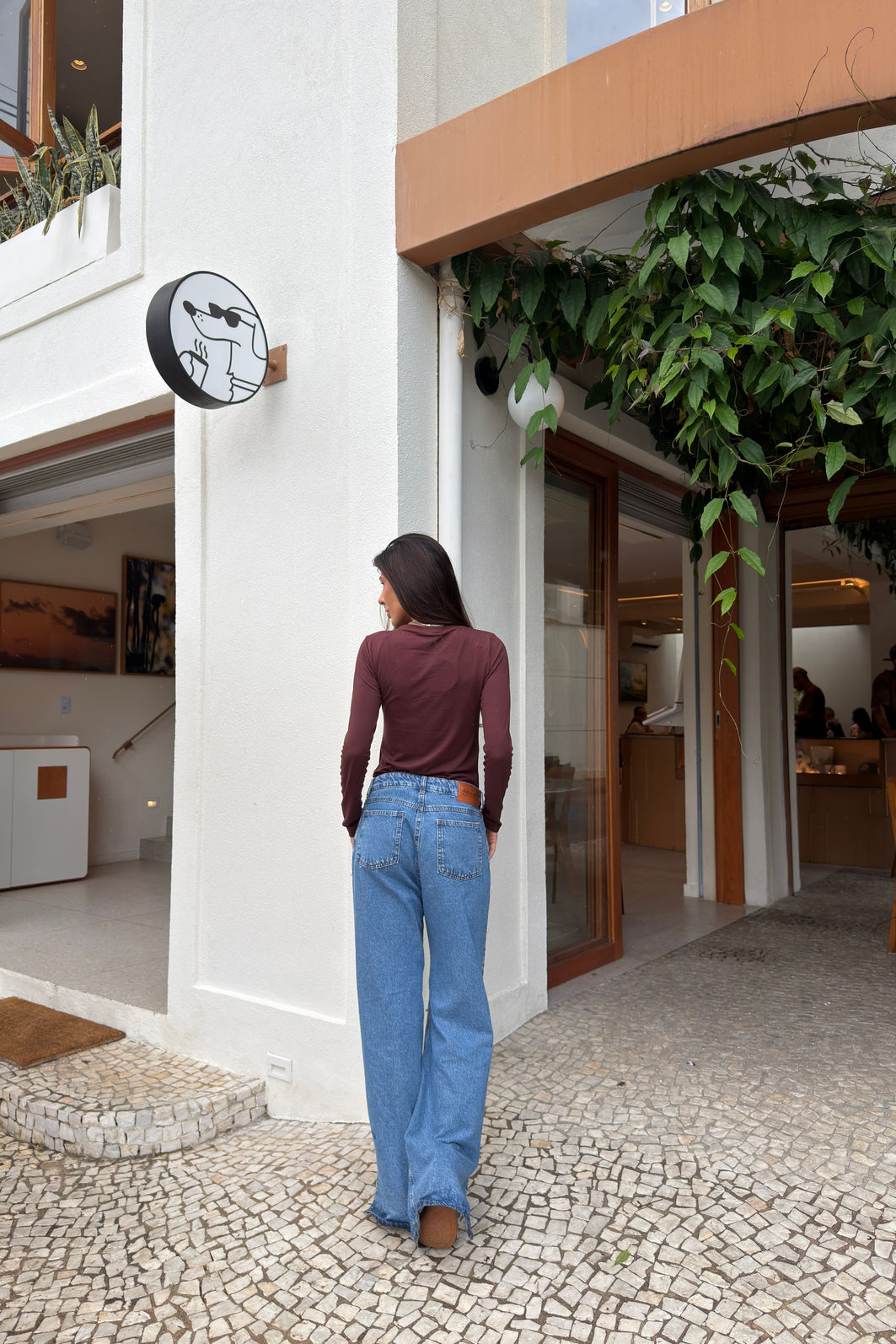 CALÇA JEANS WIDE LEG COM APLIQUE EM PÉROLAS calça jeans wide leg com pérolas aplicadas, fenda na barra e modelagem ampla, jeans 100% algodão sem elastano, visual moderno e sofisticado