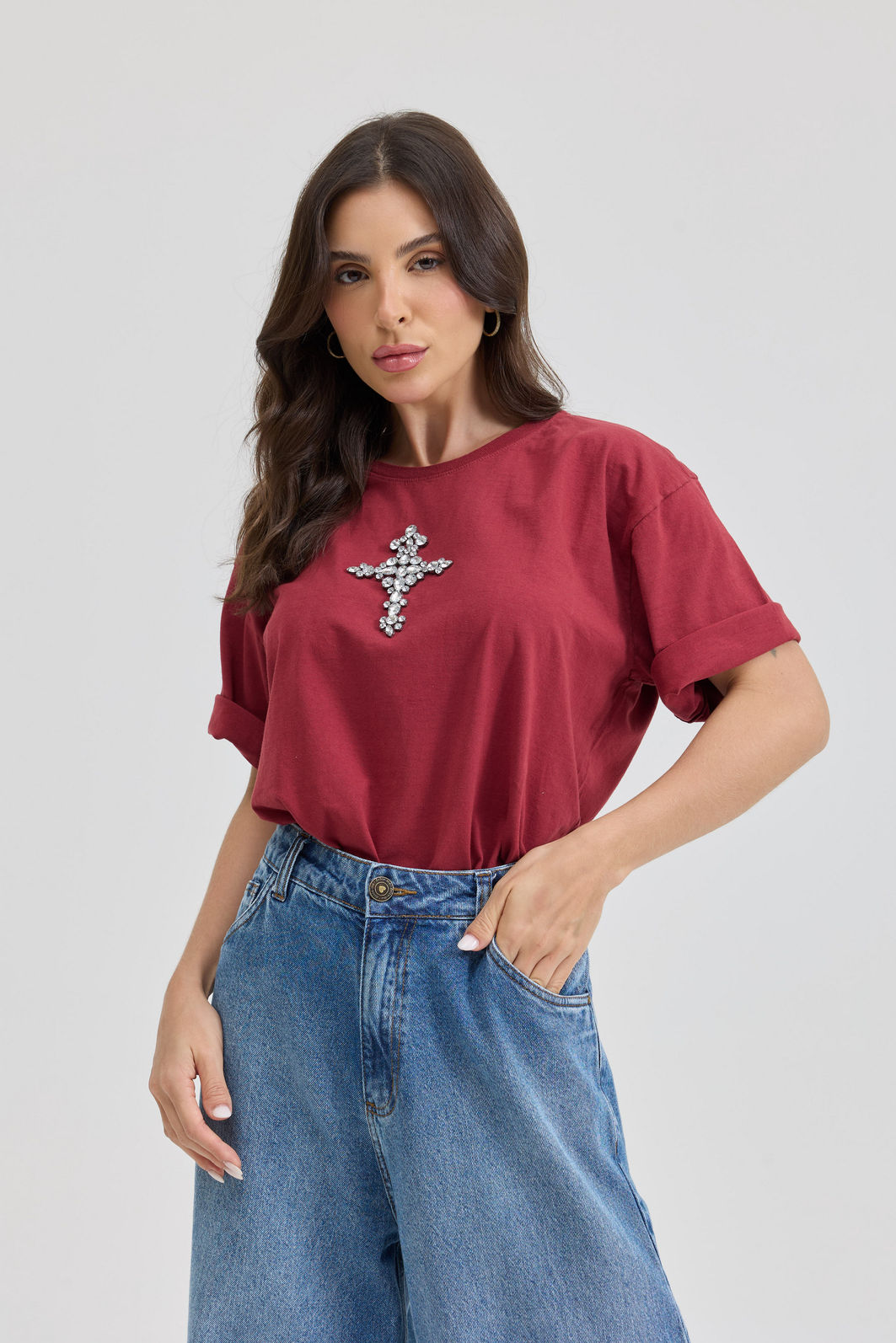 T-SHIRT ESTONADA CRUZ PEDRARIAS (COM APLIQUE) VINHO T-SHIRT ESTONADA CRUZ PEDRARIAS (COM APLIQUE) VINHO
