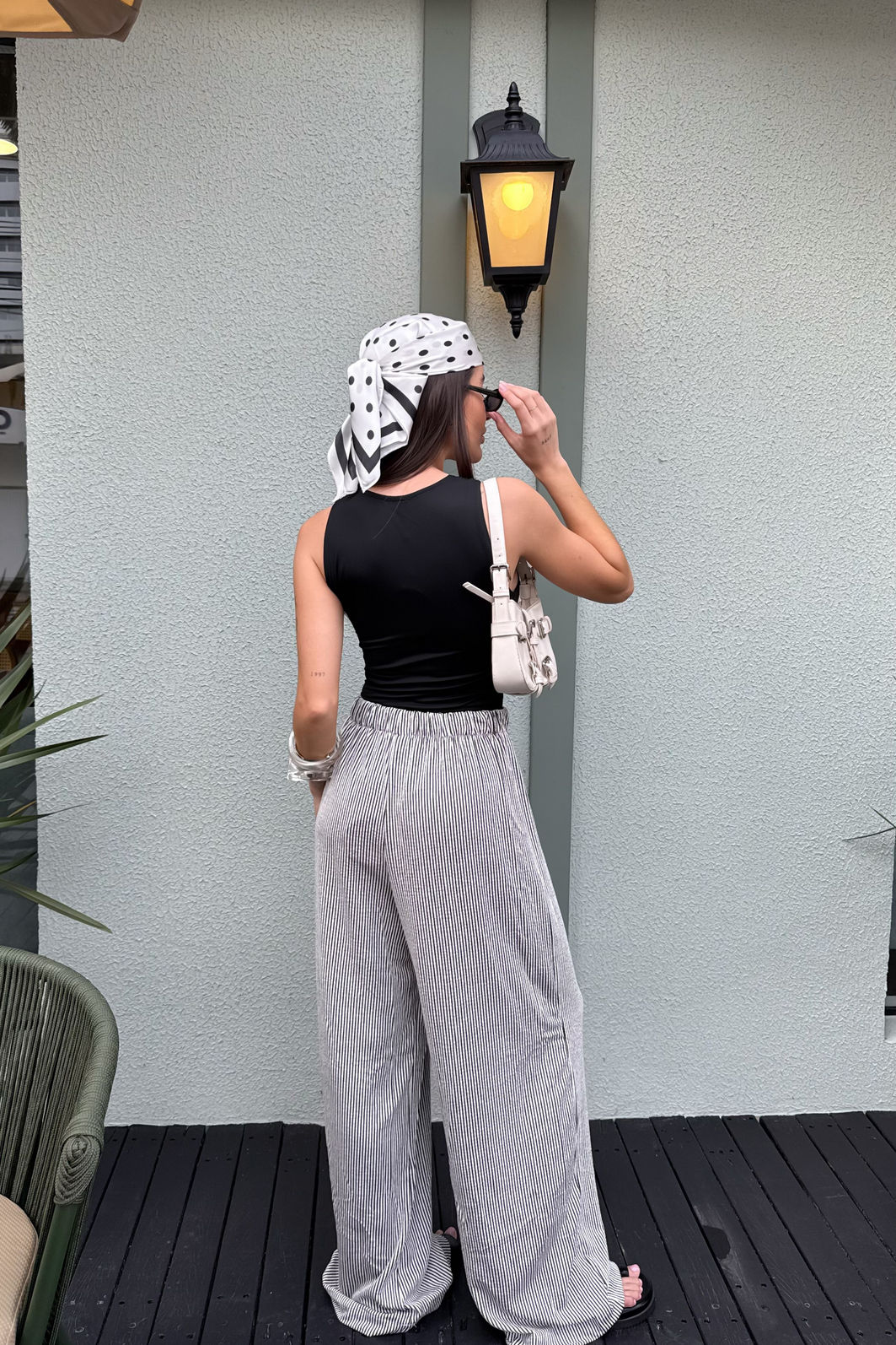 CALÇA PANTALONA LOUISE PRETA Calça feminina preta com modelagem reta e pernas amplas, caimento leve e visual elegante confortável