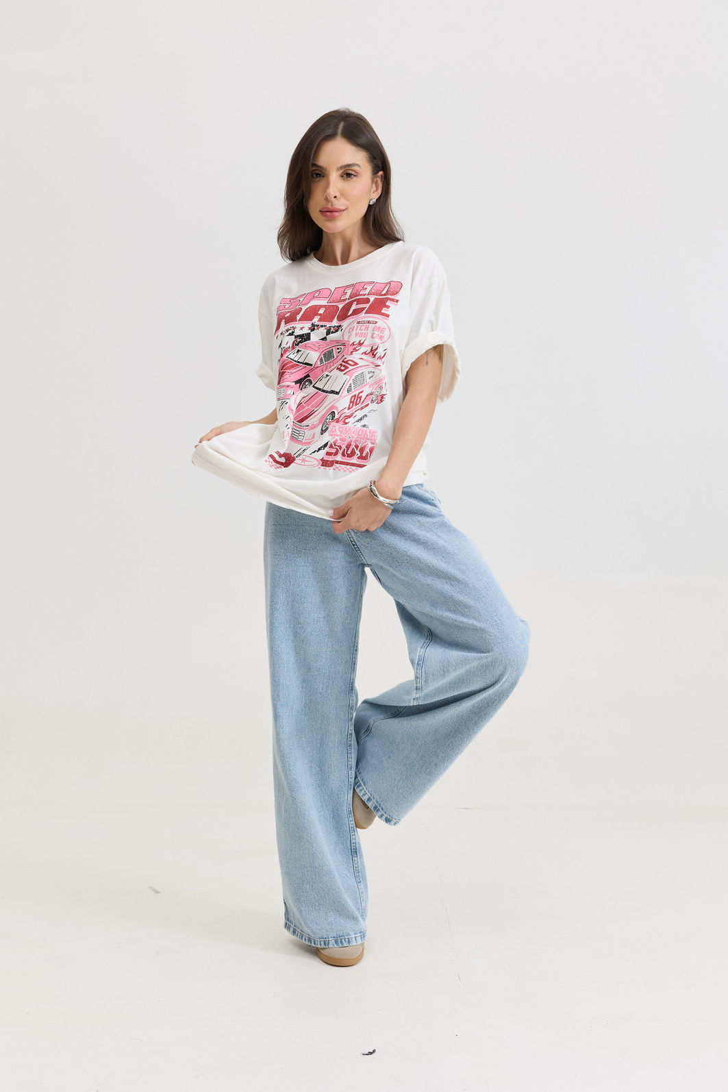 t shirt feminina oversized off white com estampa corrida em rosa e detalhe em glitter, modelagem ampla e caimento solto, camiseta de algodão moderna e confortável