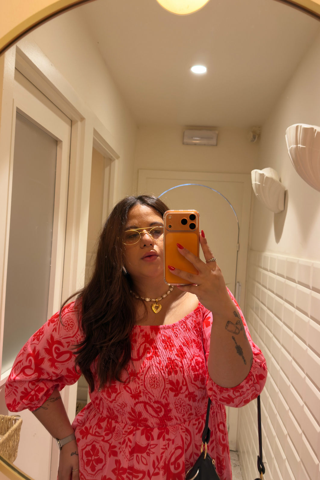 vestido midi rosa em viscolinho com estampa de arabescos florais, busto com lastex, mangas ajustáveis e fenda lateral, caimento leve e fluido