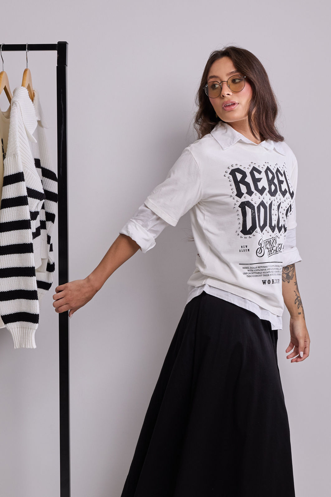 T-SHIRT ESTONADA REBEL DOLLS (COM METAIS) OFF WHITE T-SHIRT ESTONADA REBEL DOLLS (COM METAIS) OFF WHITE