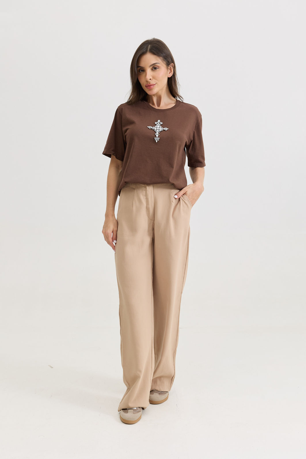 T-SHIRT ESTONADA CRUZ PEDRARIAS (COM APLIQUE) MARROM CHOCOLATE T-SHIRT ESTONADA CRUZ PEDRARIAS (COM APLIQUE) MARROM CHOCOLATE