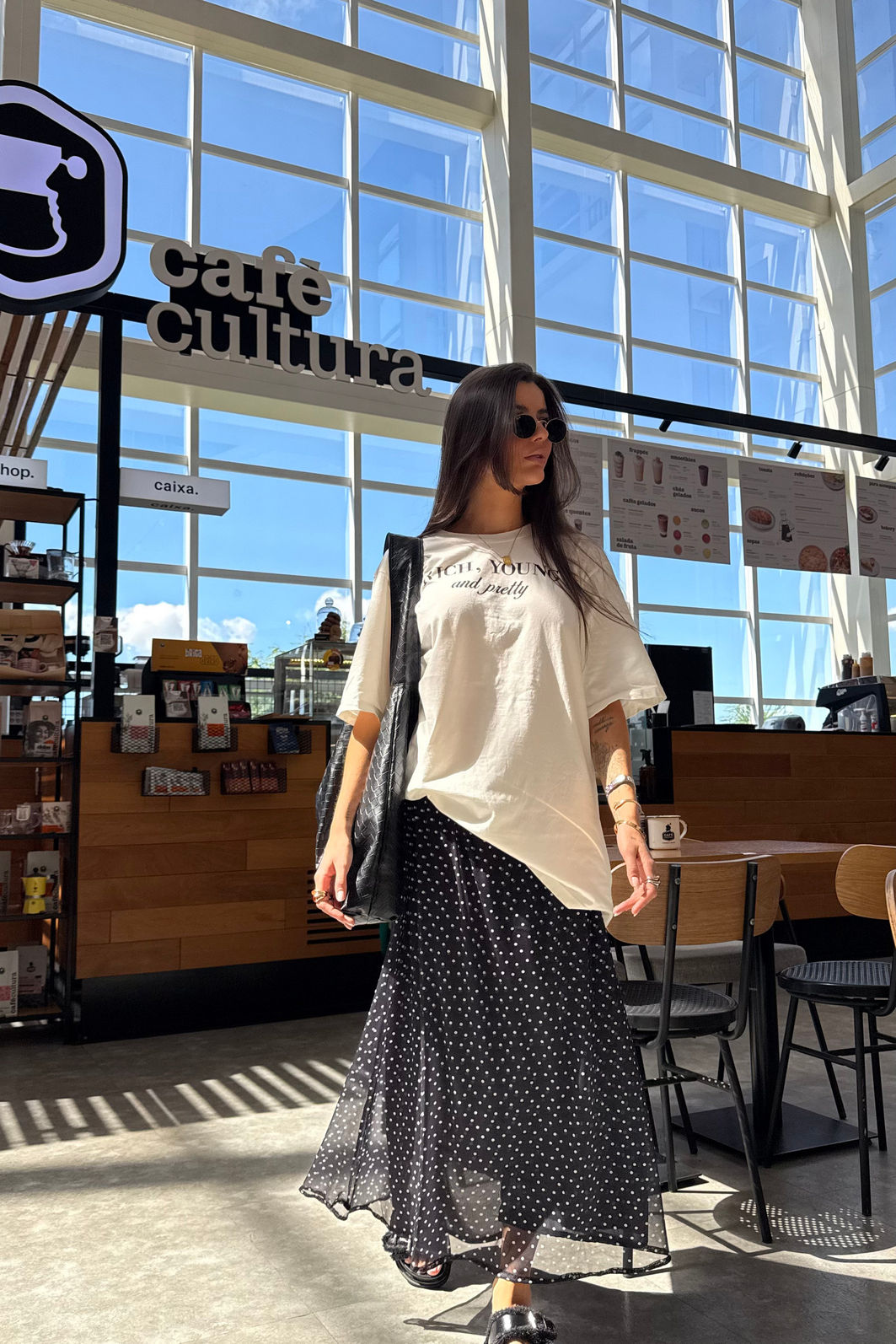 SAIA MIDI TULE CHLOE POÁ PRETO Saia midi de tule com estampa poá, leve e fluida, com forro embutido e cós elástico confortável.