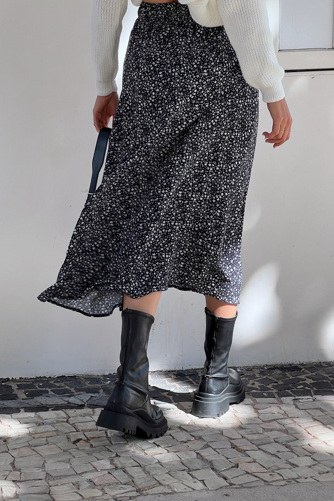 saia midi em viscose com estampa floral liberty, caimento fluido, cintura com elástico e modelagem confortável, ideal para looks casuais e modernos