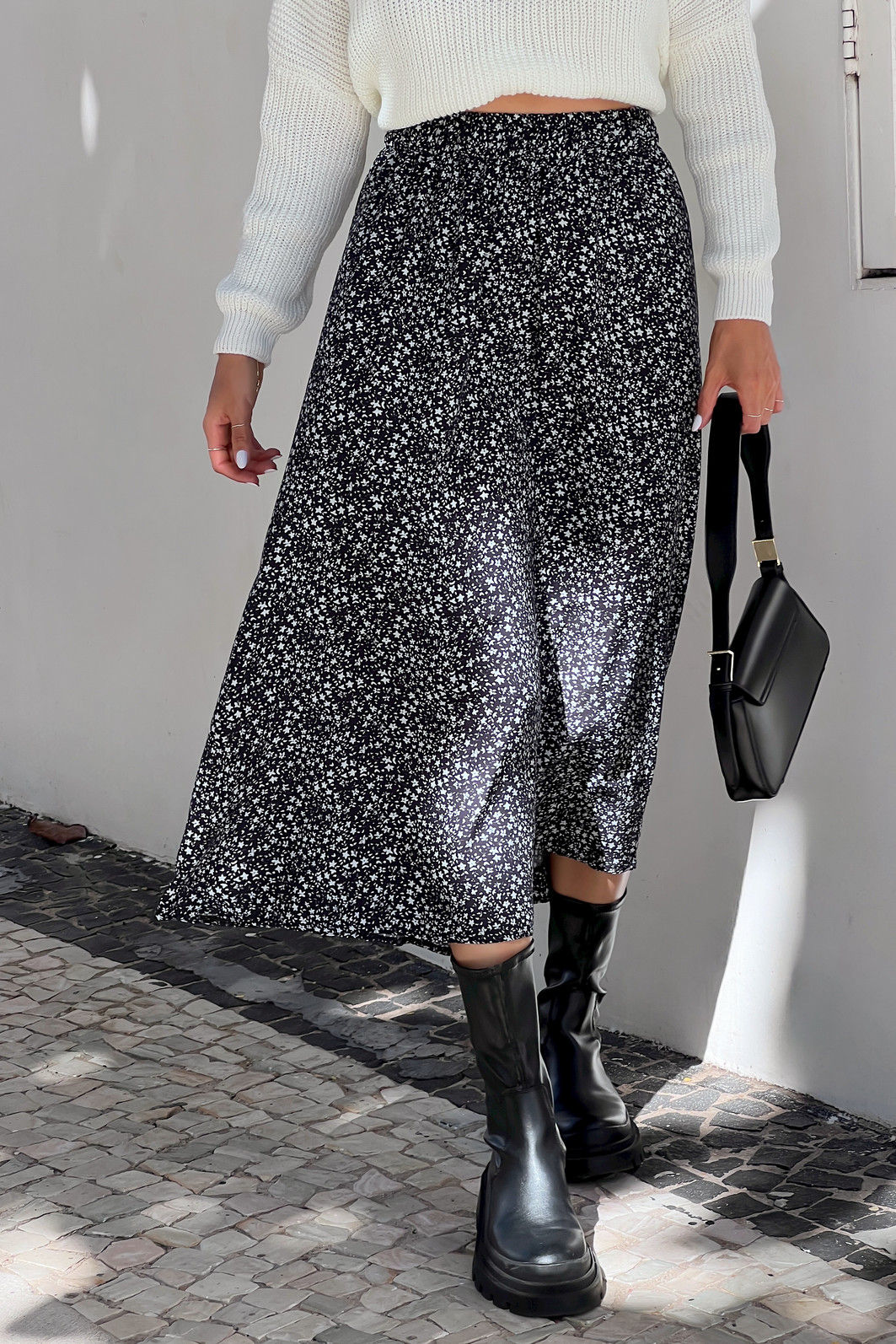saia midi em viscose com estampa floral liberty, caimento fluido, cintura com elástico e modelagem confortável, ideal para looks casuais e modernos