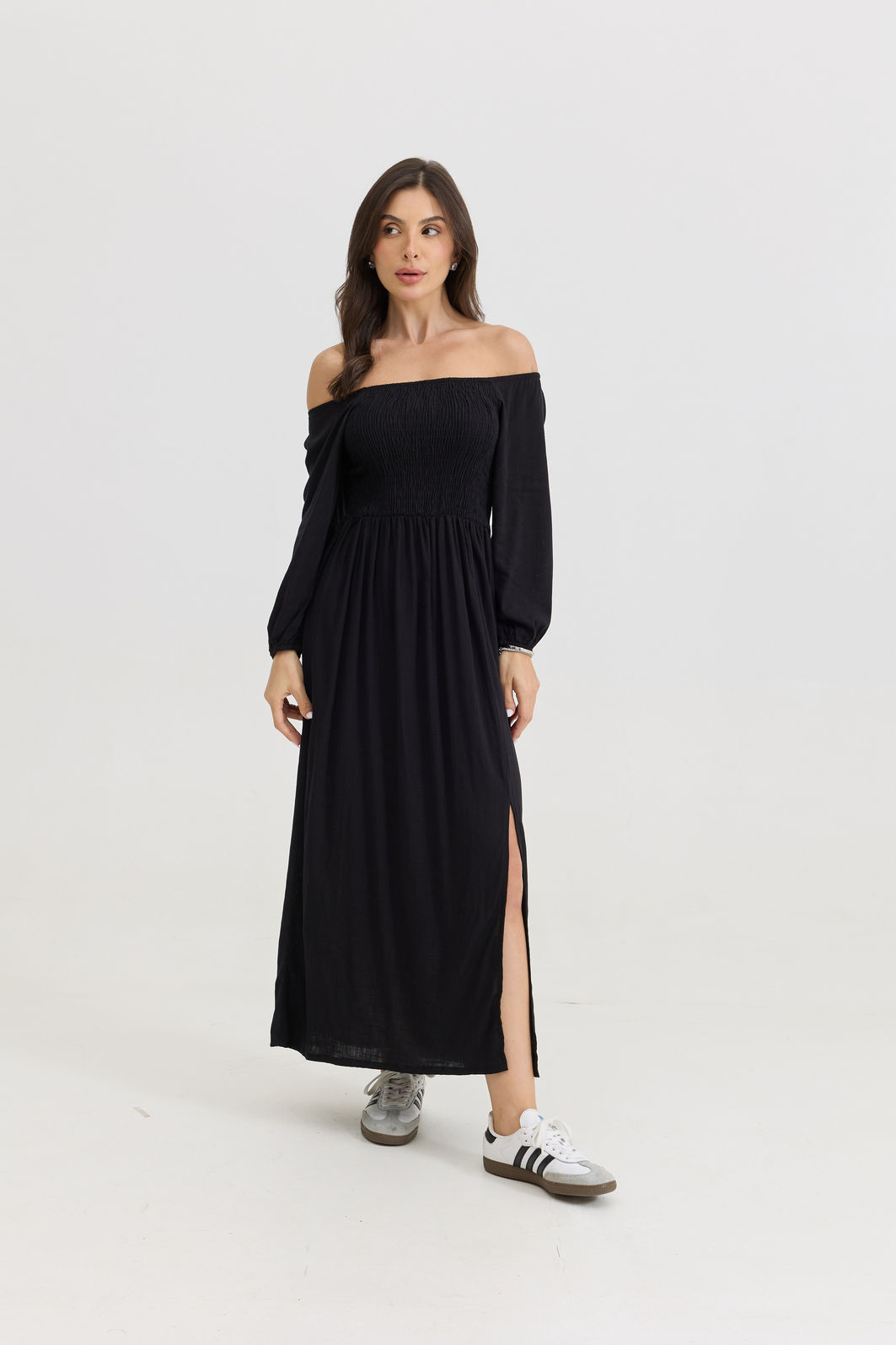 VESTIDO MIDI BARBARA LISO PRETO vestido midi preto em viscolinho com lastex no busto, mangas ajustáveis e fenda lateral, caimento leve e confortável
