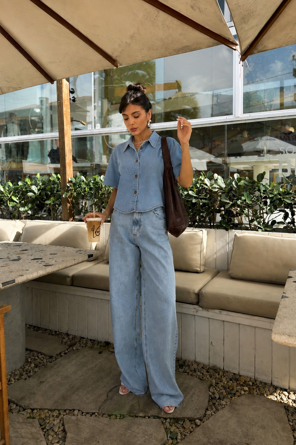 CAMISA JEANS MANGA CURTA COM BARRA ARREDONDADA LUIZA AZUL CLARO CAMISA JEANS MANGA CURTA COM BARRA ARREDONDADA LUIZA AZUL CLARO