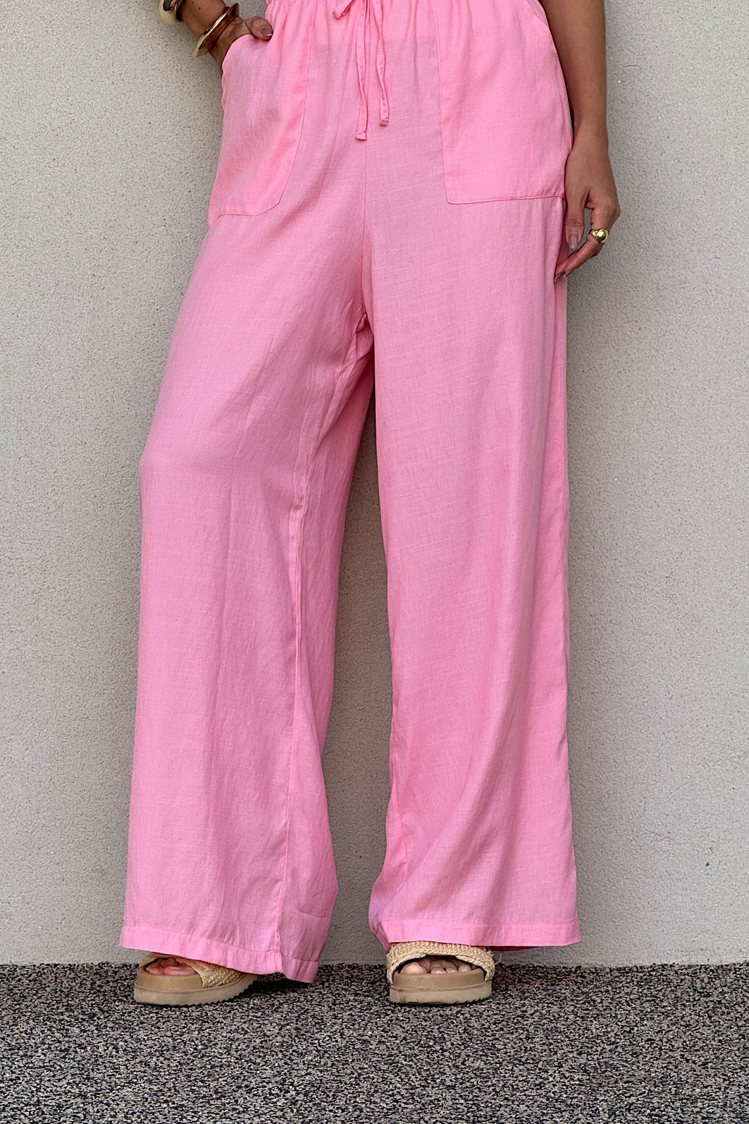 CONJUNTO REGATA DECOTE V E CALÇA COM BOLSO LEILA ROSA CANDY CONJUNTO REGATA DECOTE V E CALÇA COM BOLSO LEILA ROSA CANDY