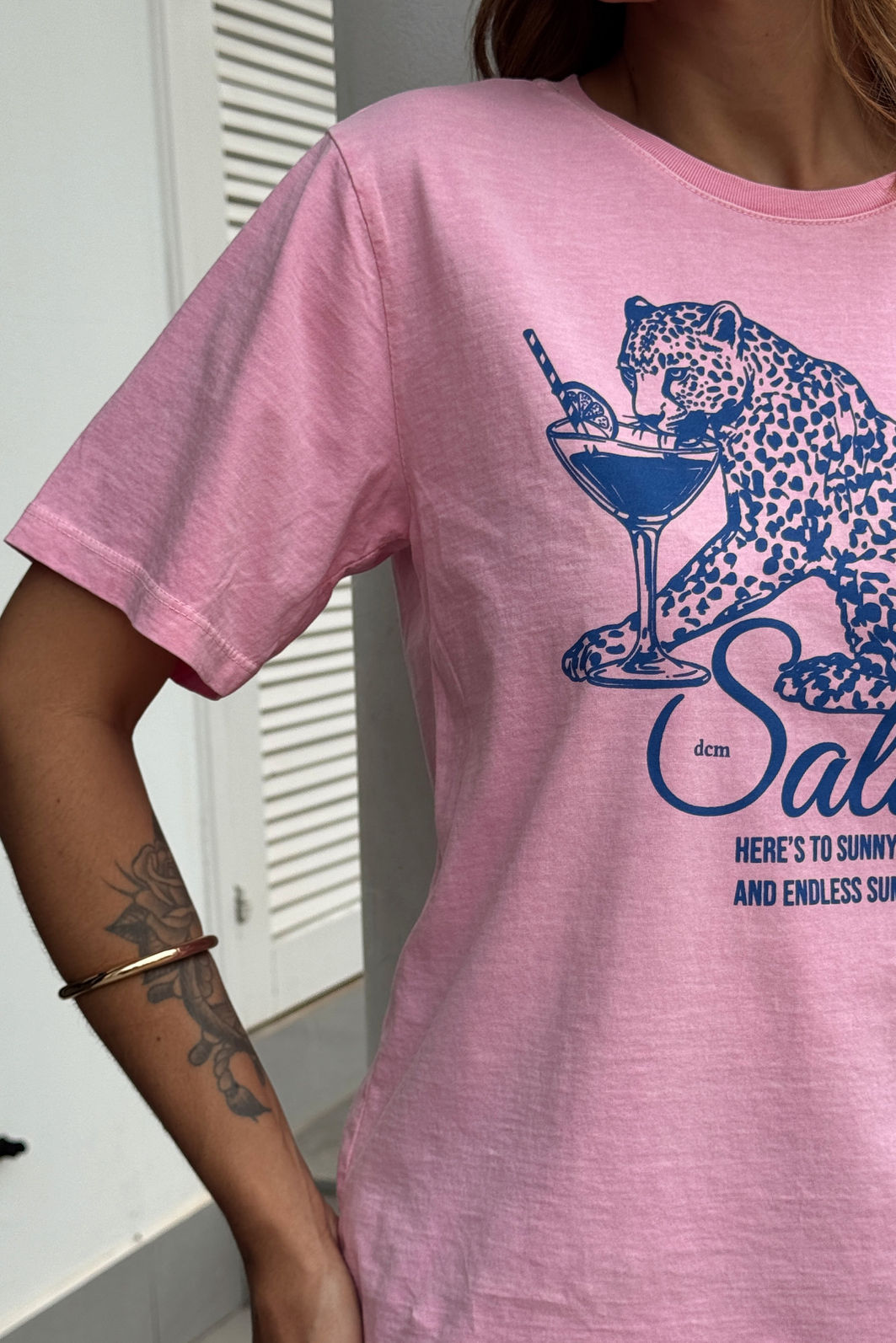 T-SHIRT ESTONADA ONÇA SALUTE ROSA CHILETE T-SHIRT ESTONADA ONÇA SALUTE ROSA CHILETE