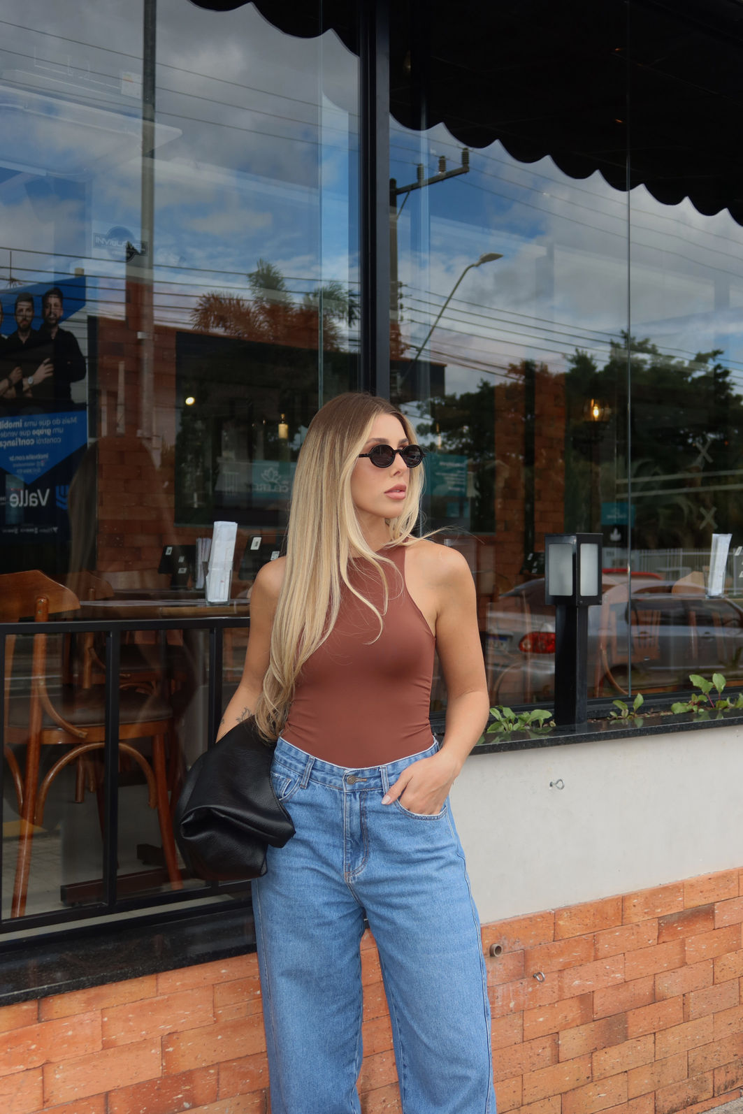 BODY JENI MARROM body feminino em poliamida com modelagem ajustada, frente e costas duplas, zero transparência, design nadador e fechamento por botões de pressão, peça confortável e versátil