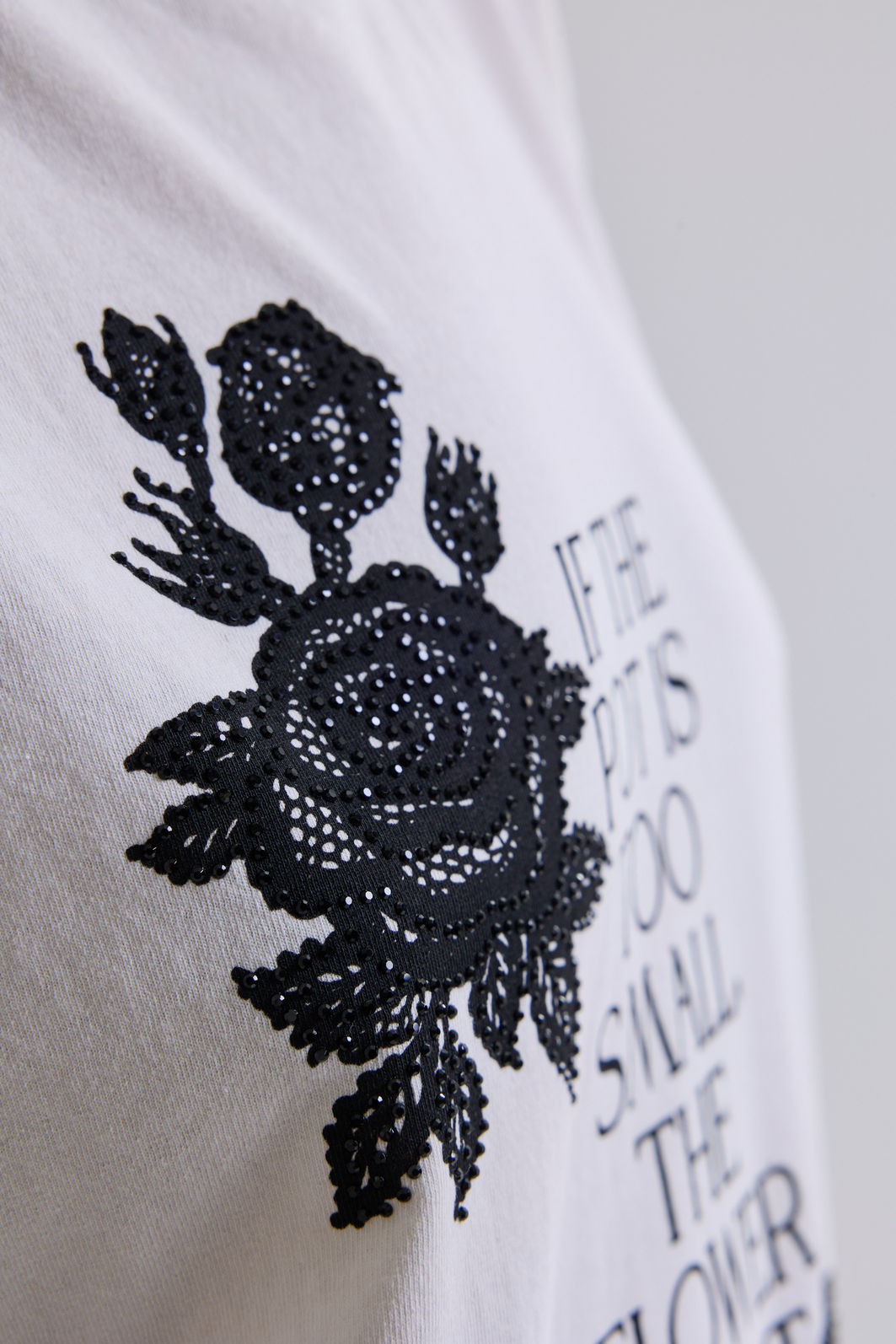T-SHIRT ESTONADA THE FLOWER GROWS (COM STRASS) OFF WHITE T-SHIRT ESTONADA THE FLOWER GROWS (COM STRASS) OFF WHITE