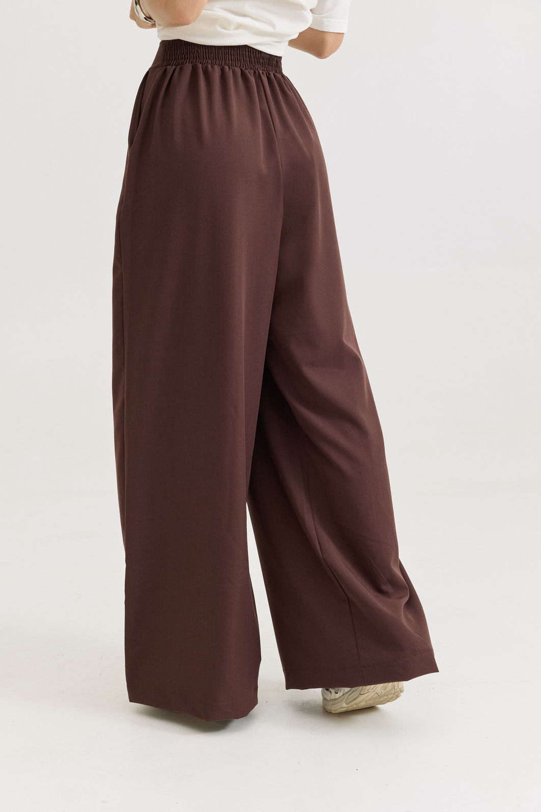 CALÇA ALFAIATARIA PANTALONA GISELLE MARROM TRUFADO calça pantalona feminina em alfaiataria com cintura alta e elástico nas costas, caimento fluido que não marca o corpo, modelagem ampla com pernas soltas e bolsos laterais funcionais