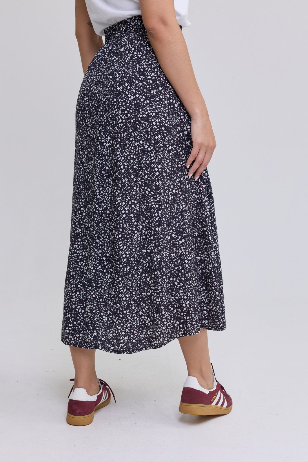 saia midi em viscose com estampa floral liberty, caimento fluido, cintura com elástico e modelagem confortável, ideal para looks casuais e modernos