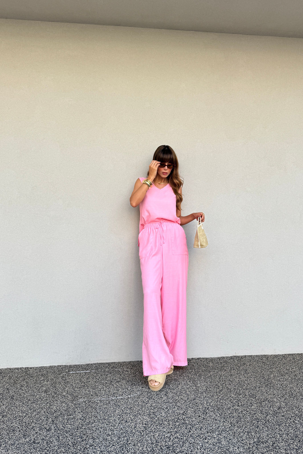 CONJUNTO REGATA DECOTE V E CALÇA COM BOLSO LEILA ROSA CANDY CONJUNTO REGATA DECOTE V E CALÇA COM BOLSO LEILA ROSA CANDY