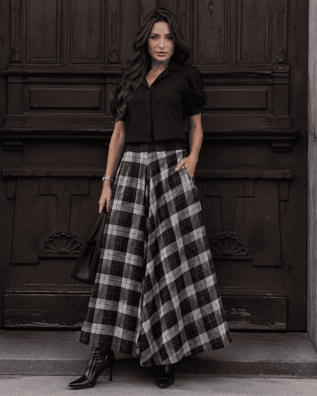 SAIA MIDI COM BOLSOS LIVIA XADREZ PRETA SAIA MIDI COM BOLSOS LIVIA XADREZ PRETA