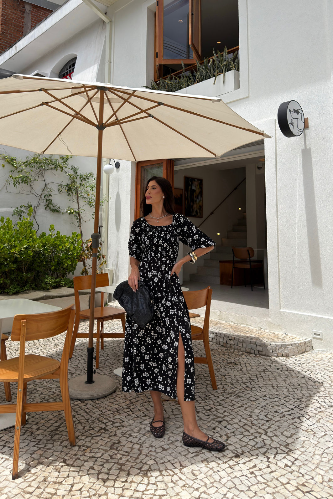 VESTIDO MIDI BARBARA AMOR PERFEITO PRETO vestido midi preto em viscolinho com estampa floral delicada estilo margaridas, busto com lastex, mangas ajustáveis e fenda lateral, caimento leve e fluido