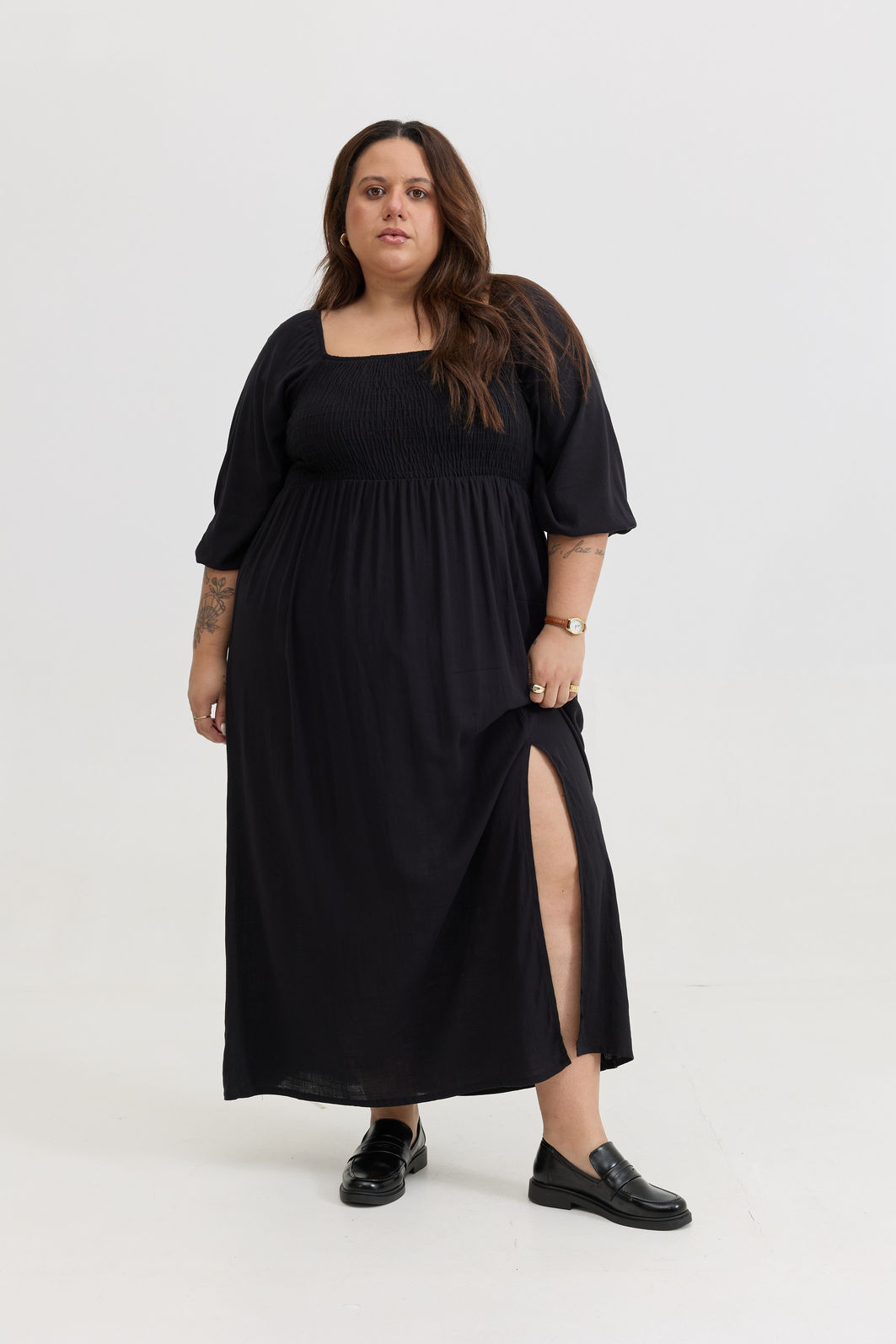 VESTIDO MIDI BARBARA LISO PRETO vestido midi preto em viscolinho com lastex no busto, mangas ajustáveis e fenda lateral, caimento leve e confortável