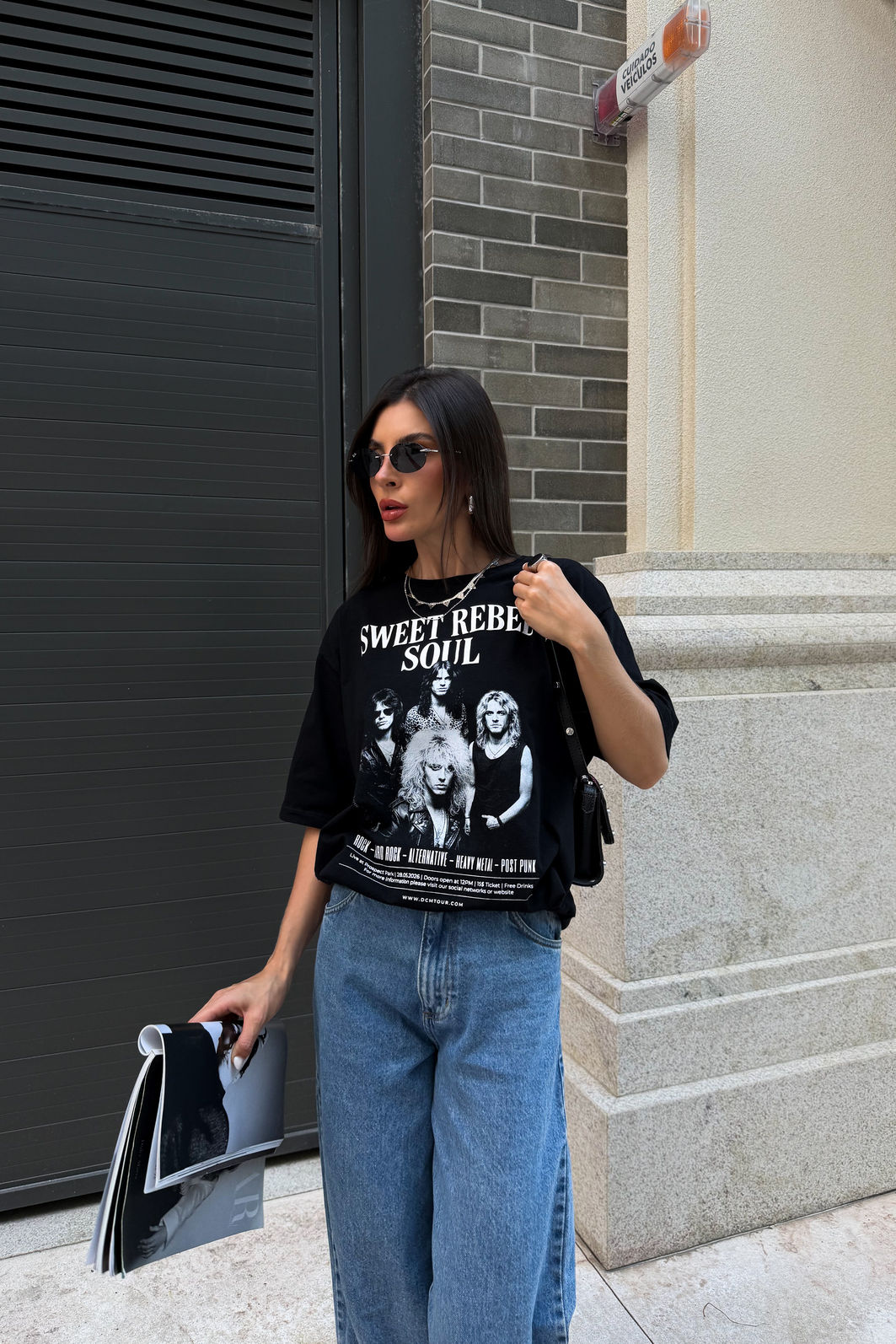 T-SHIRT OVERSIZED SWEET REBEL SOUL PRETA