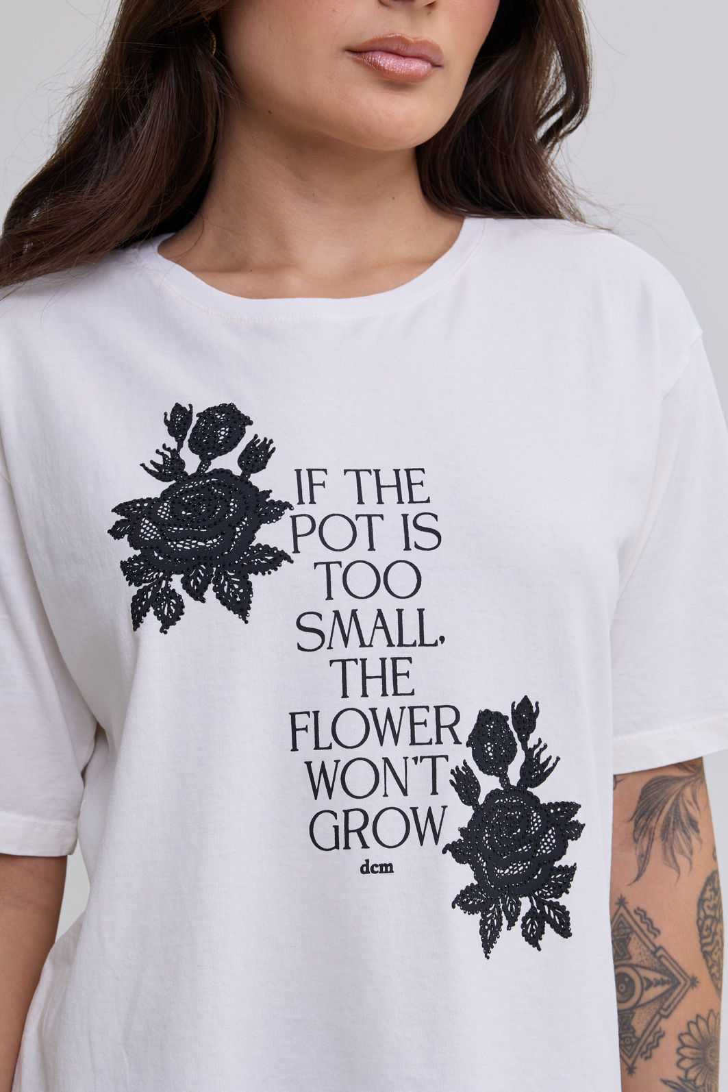 T-SHIRT ESTONADA THE FLOWER GROWS (COM STRASS) OFF WHITE T-SHIRT ESTONADA THE FLOWER GROWS (COM STRASS) OFF WHITE